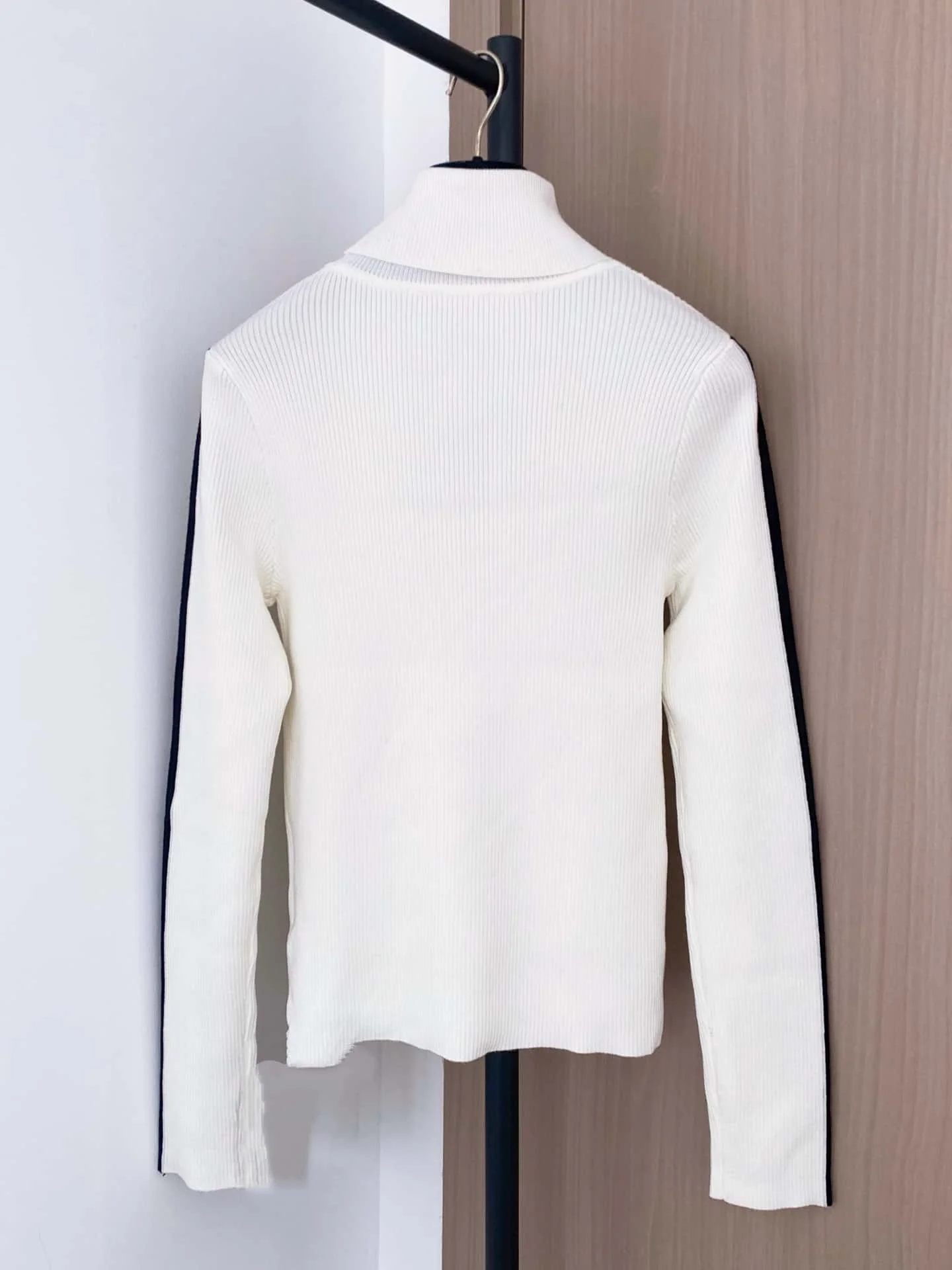 2026 женская майка, новая мода, контрастный цвет, простой, универсальный, мягкий, повседневный, с высоким воротником, женский трикотаж с длинными рукавами
2026 женская майка, новая мода, контрастный цвет, простой, универсальный, мягкий, повседневный, с высоким воротником, женский трикотаж с длинными рукавами