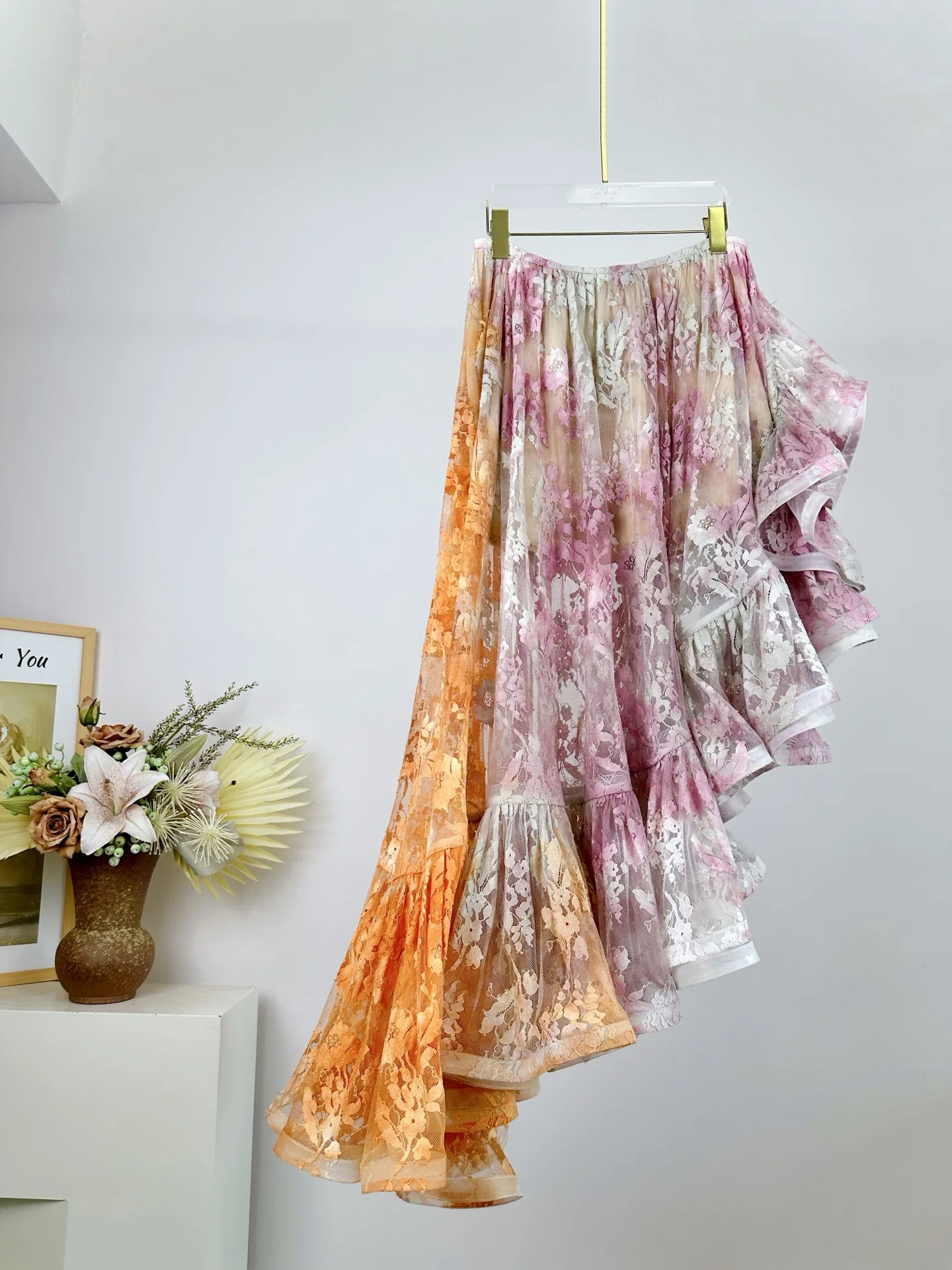 Летний модный стиль 2025: женская мини-юбка Zimmerman с кружевными вырезами и оборками на эластичной талии 
Летний модный стиль 2025: женская мини-юбка Zimmerman с кружевными вырезами и оборками на эластичной талии