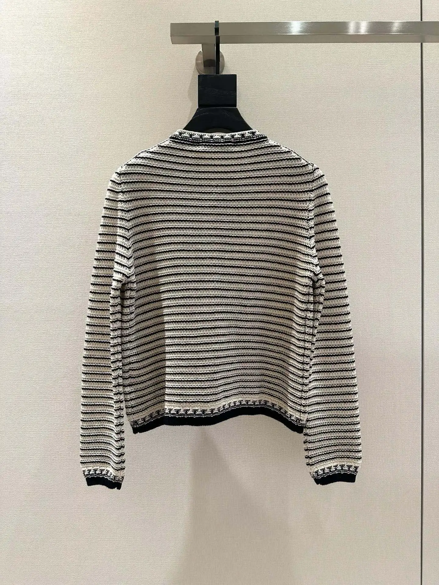 Высококачественный женский топ в контрастную вязанную крючком в черно-белую полоску, модный и высококачественный топ 200
Высококачественный женский топ в контрастную вязанную крючком в черно-белую полоску, модный и высококачественный топ 200