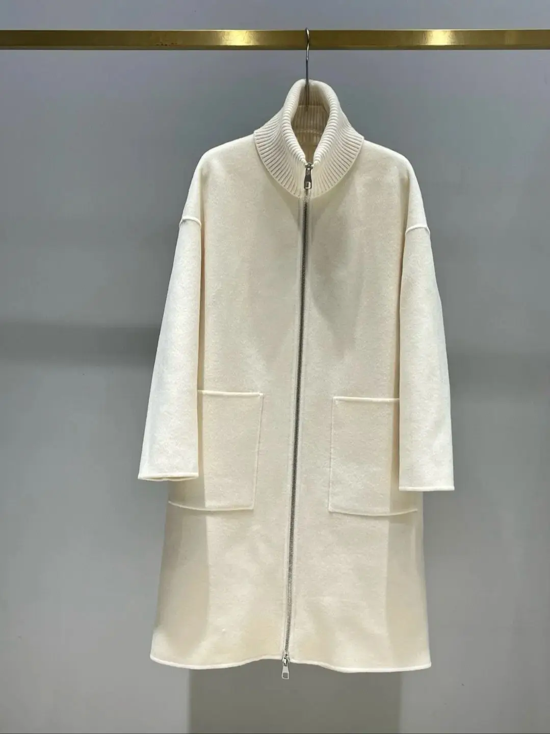 Элегантное осенне-зимнее пальто из кашемировой шерсти с передними карманами
Элегантное осенне-зимнее пальто из кашемировой шерсти с передними карманами