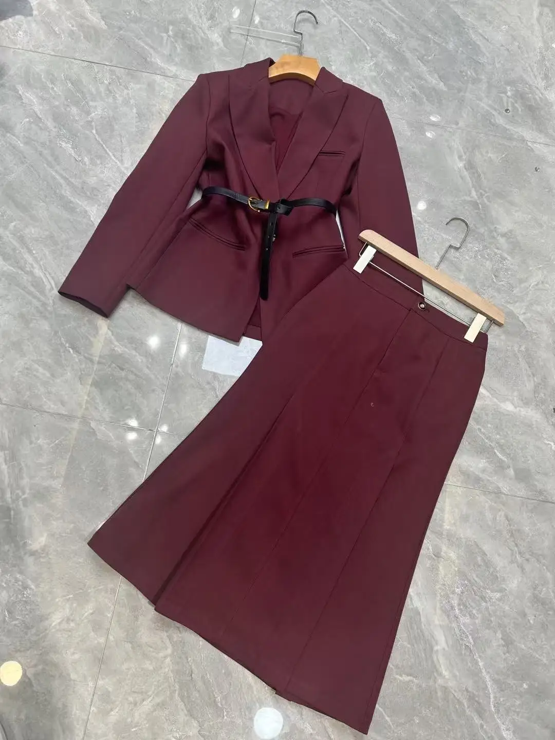 Элегантный минималистичный женский костюм из тонкой шерсти с юбкой свободного кроя и поясом для повседневной носки
Элегантный минималистичный женский костюм из тонкой шерсти с юбкой свободного кроя и поясом для повседневной носки