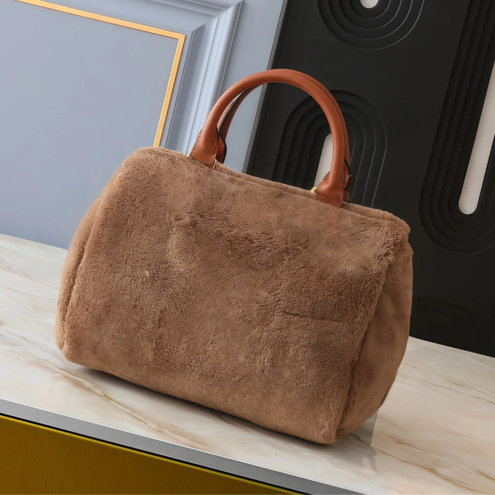 2026 New Style Plush Handbag/Crossbody Bag, White/Brown/Black, Sheepskin, 18.5 x 11.0 x 6.5 cm
2026 New Style Plush Handbag/Crossbody Bag, White/Brown/Black, Sheepskin, 18.5 x 11.0 x 6.5 cm