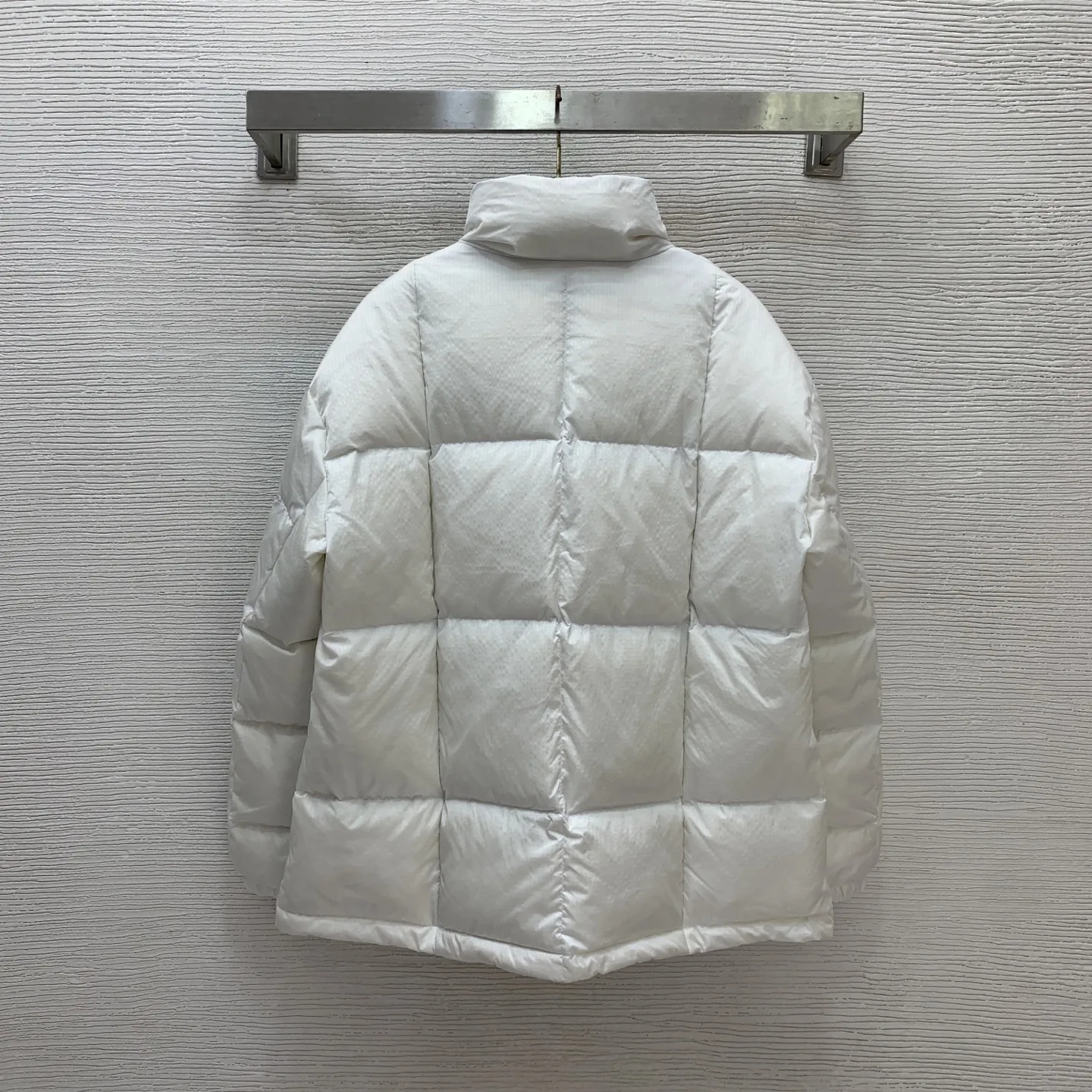 Женская белая куртка-пуховик с воротником-стойкой — стеганое теплое короткое зимнее пальто с перекидными пуговицами
Женская белая куртка-пуховик с воротником-стойкой — стеганое теплое короткое зимнее пальто с перекидными пуговицами