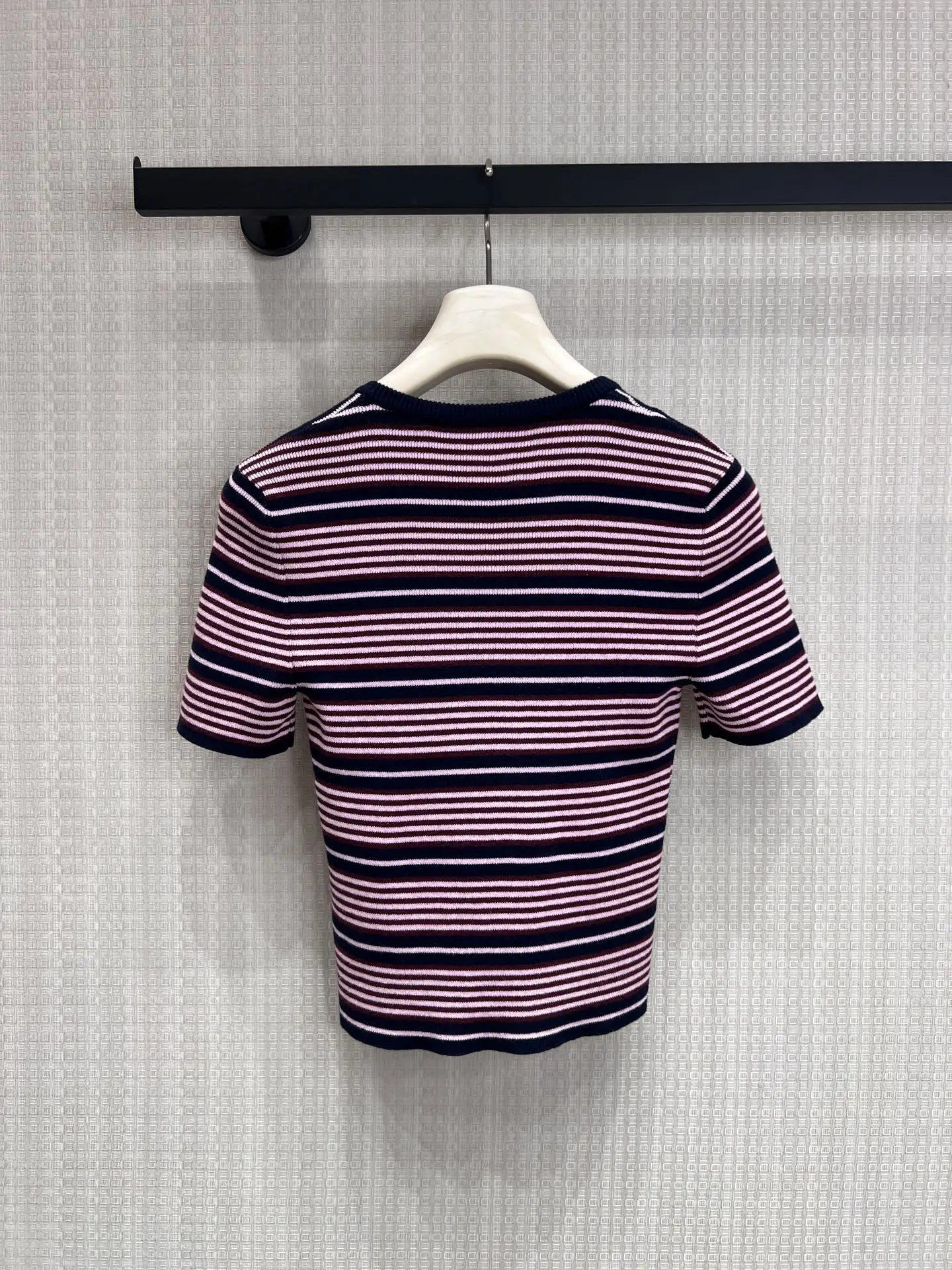 2026 New Arrival Women's Letter Embroidery Color-blocked Striped Knit Short Sleeve T-shirt Slim Fit Crew Neck Stylish Top
2026 New Arrival Women's Letter Embroidery Color-blocked Striped Knit Short Sleeve T-shirt Slim Fit Crew Neck Stylish Top