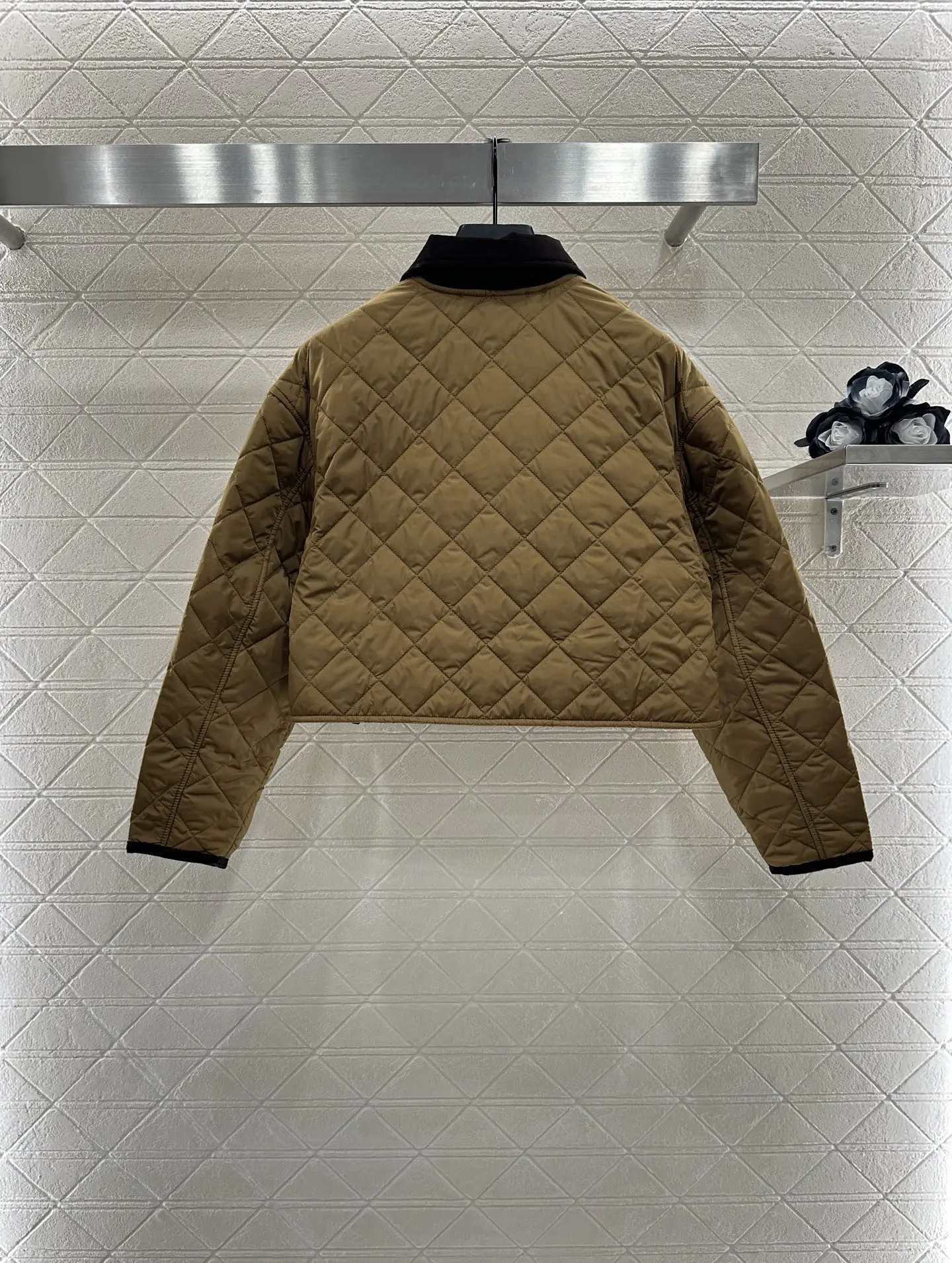2025 Women's Corduroy Collar Short Puffer Jacket Retro Quilted Coat Winter Warm Stand Collar Cotton Filled Outerwear
2025 Women's Corduroy Collar Short Puffer Jacket Retro Quilted Coat Winter Warm Stand Collar Cotton Filled Outerwear