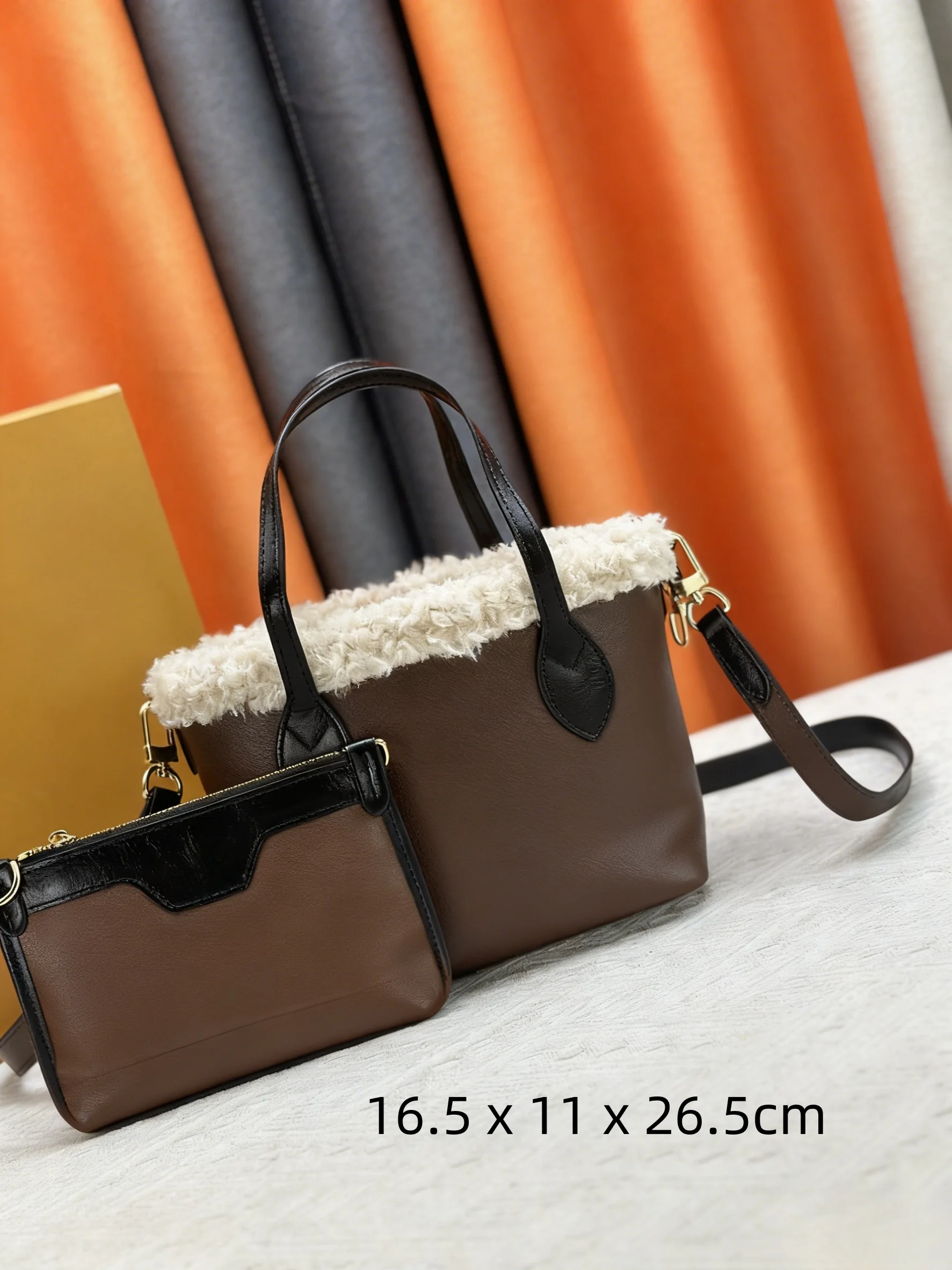 2025 Fashion Women's Bag 16.5 x11x26.5CM Handbag Canvas with Trendy Wool Leather Trim and Lining No Box
2025 Fashion Women's Bag 16.5 x11x26.5CM Handbag Canvas with Trendy Wool Leather Trim and Lining No Box