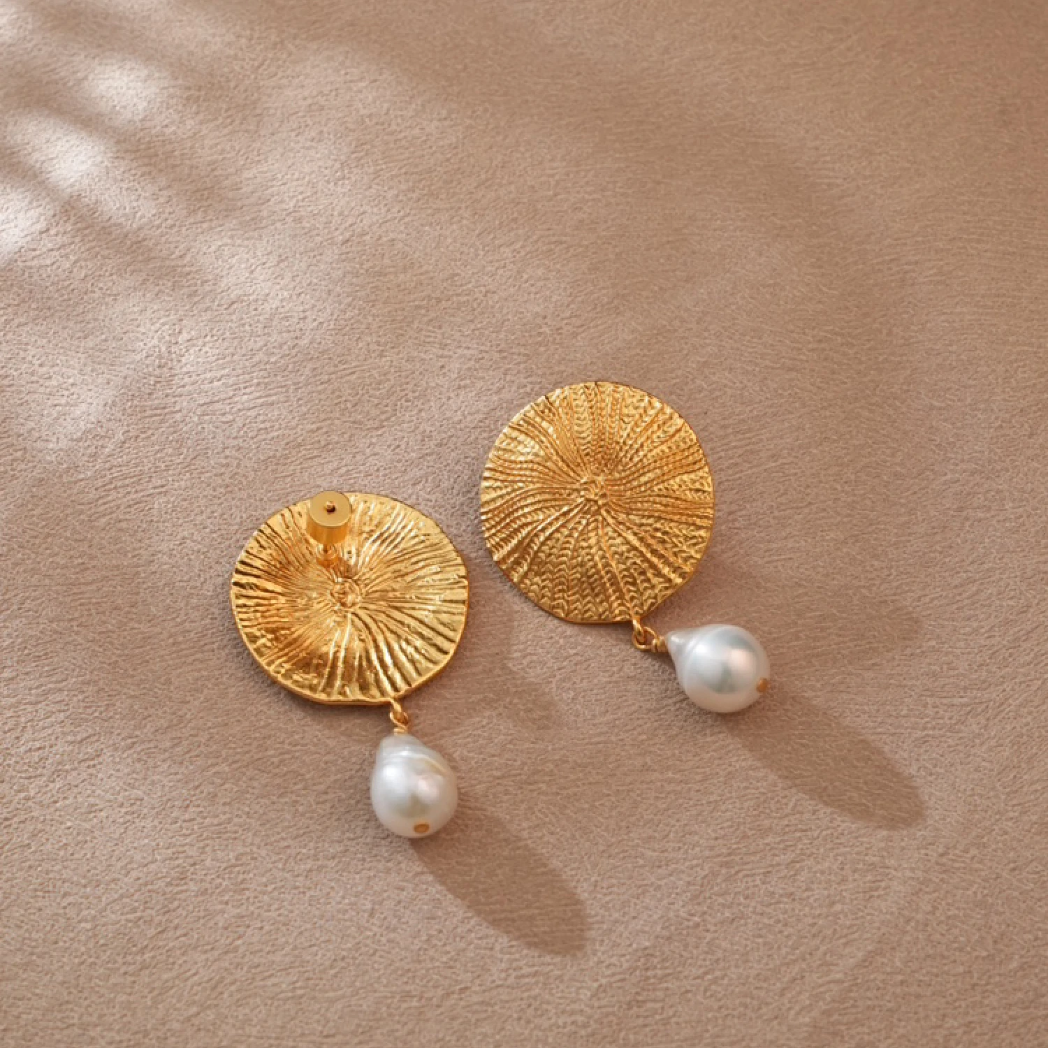 YAJUNIEL 24K Real Gold Plated Textured Disc Natural Baroque Freshwater Pearl Dangle Earrings for Women Hypoallergenic Earrings
YAJUNIEL 24K Real Gold Plated Textured Disc Natural Baroque Freshwater Pearl Dangle Earrings for Women Hypoallergenic Earrings