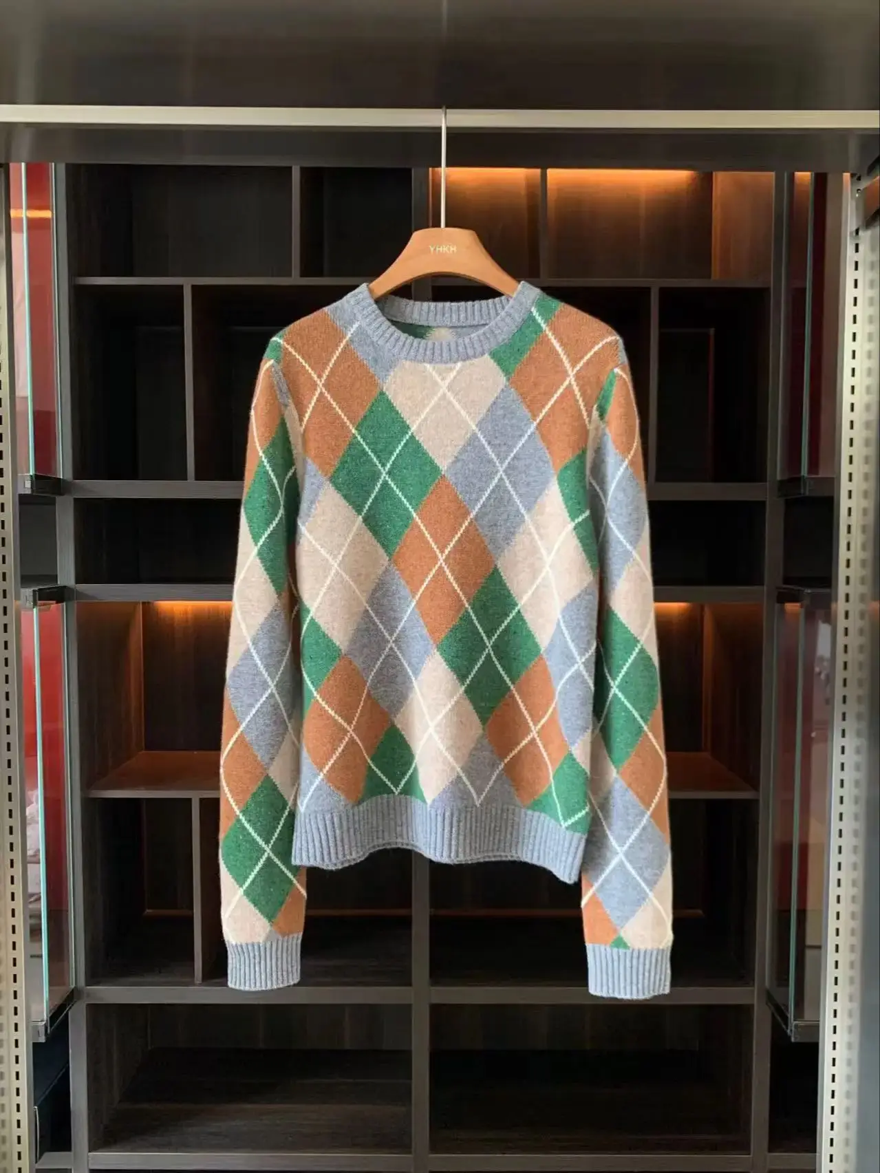 Casual autumn-winter 100% wool knit pullover with geometric pattern
Casual autumn-winter 100% wool knit pullover with geometric pattern