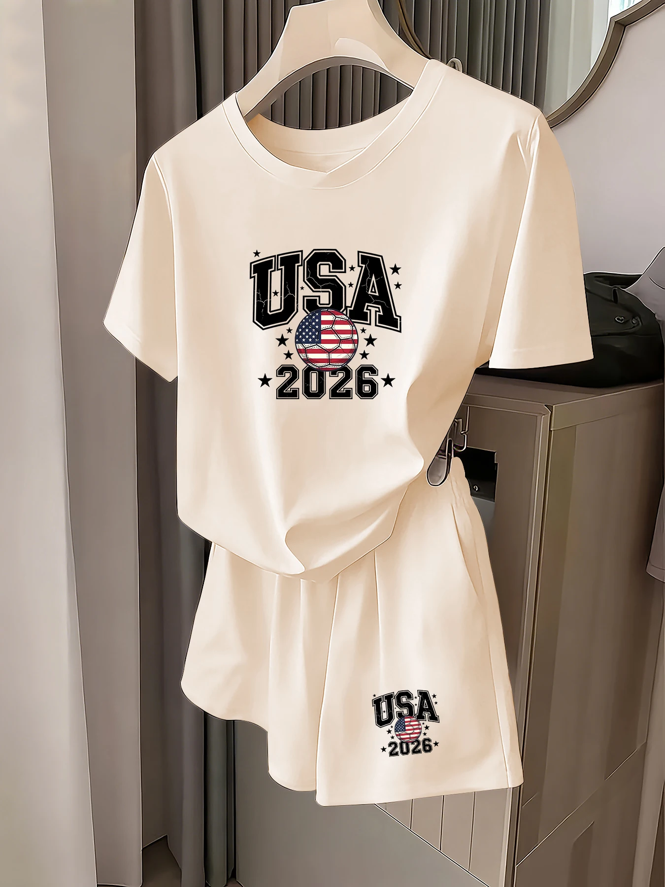 Summer Casual Short-Sleeved Shorts Set for Women, Fashionable Printed Casual Sports Two-Piece Set
Summer Casual Short-Sleeved Shorts Set for Women, Fashionable Printed Casual Sports Two-Piece Set