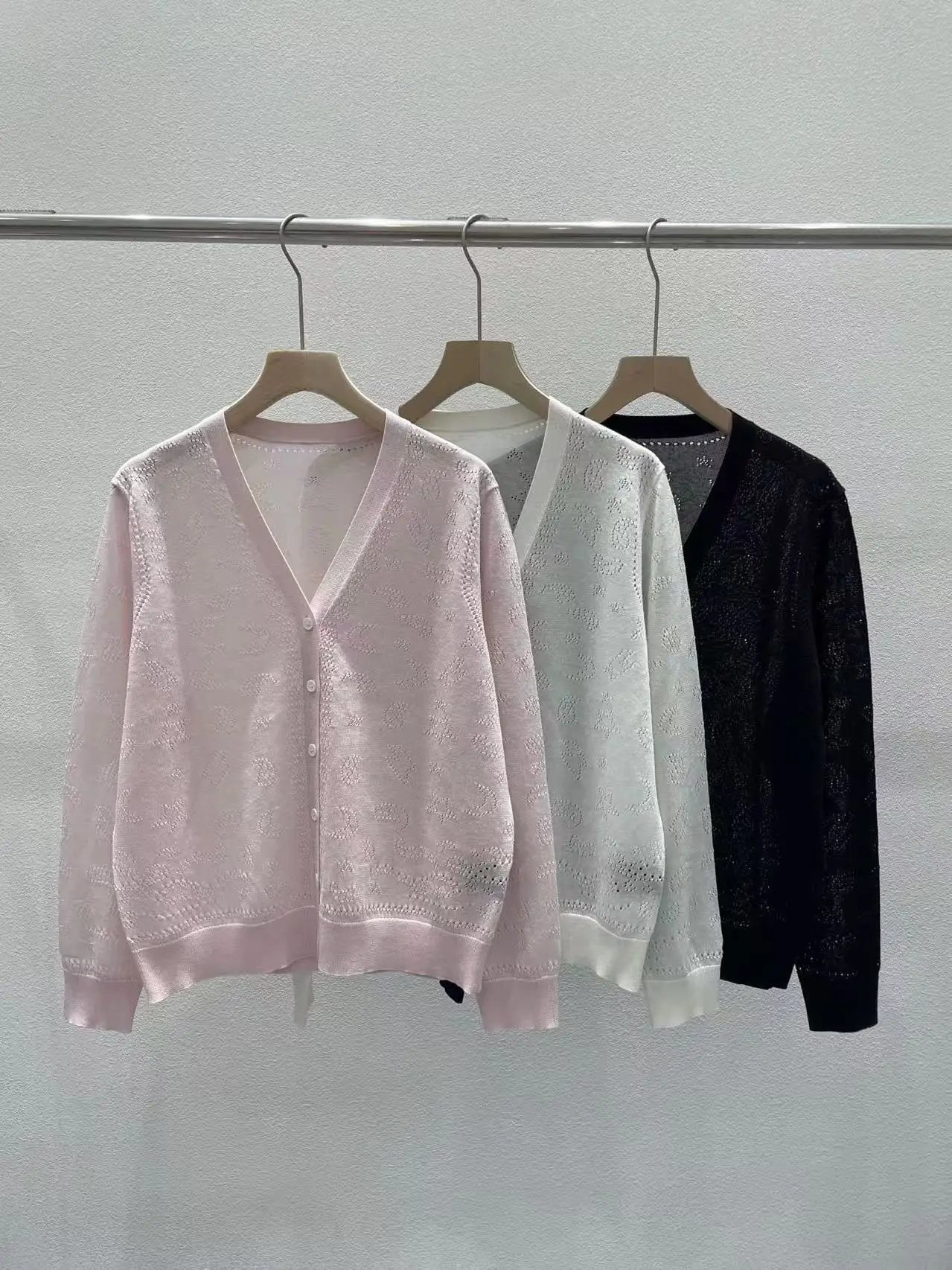 Elegant linen V-neck knitted cardigan
Elegant linen V-neck knitted cardigan