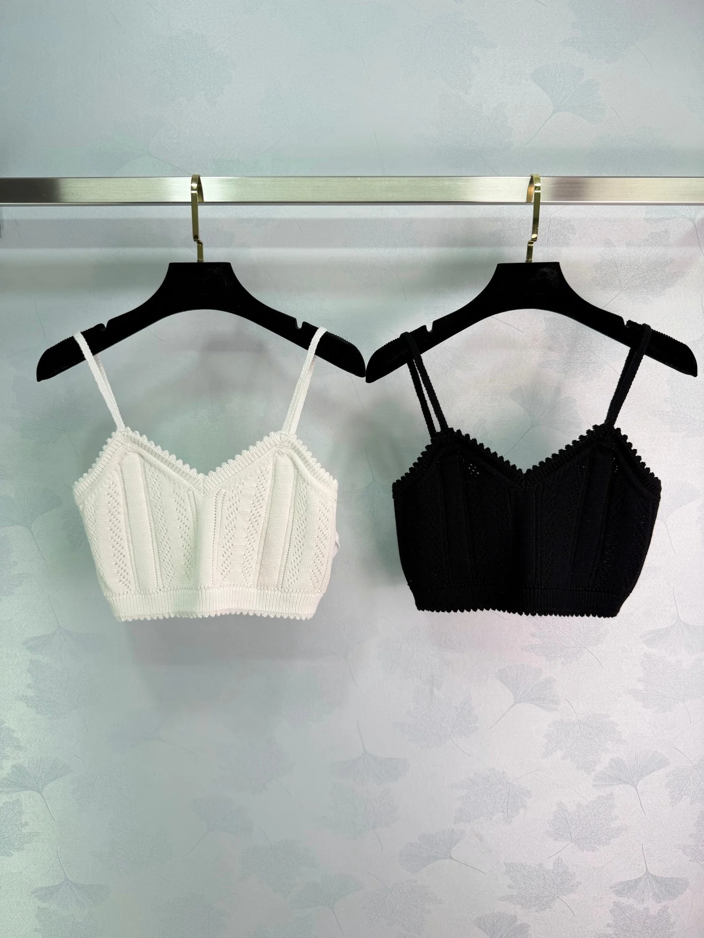 2026 Summer Women's V-Neck Scalloped Edge Ribbed Knit Bralette Top Cropped Slim Fit Camisole ZX8842
2026 Summer Women's V-Neck Scalloped Edge Ribbed Knit Bralette Top Cropped Slim Fit Camisole ZX8842