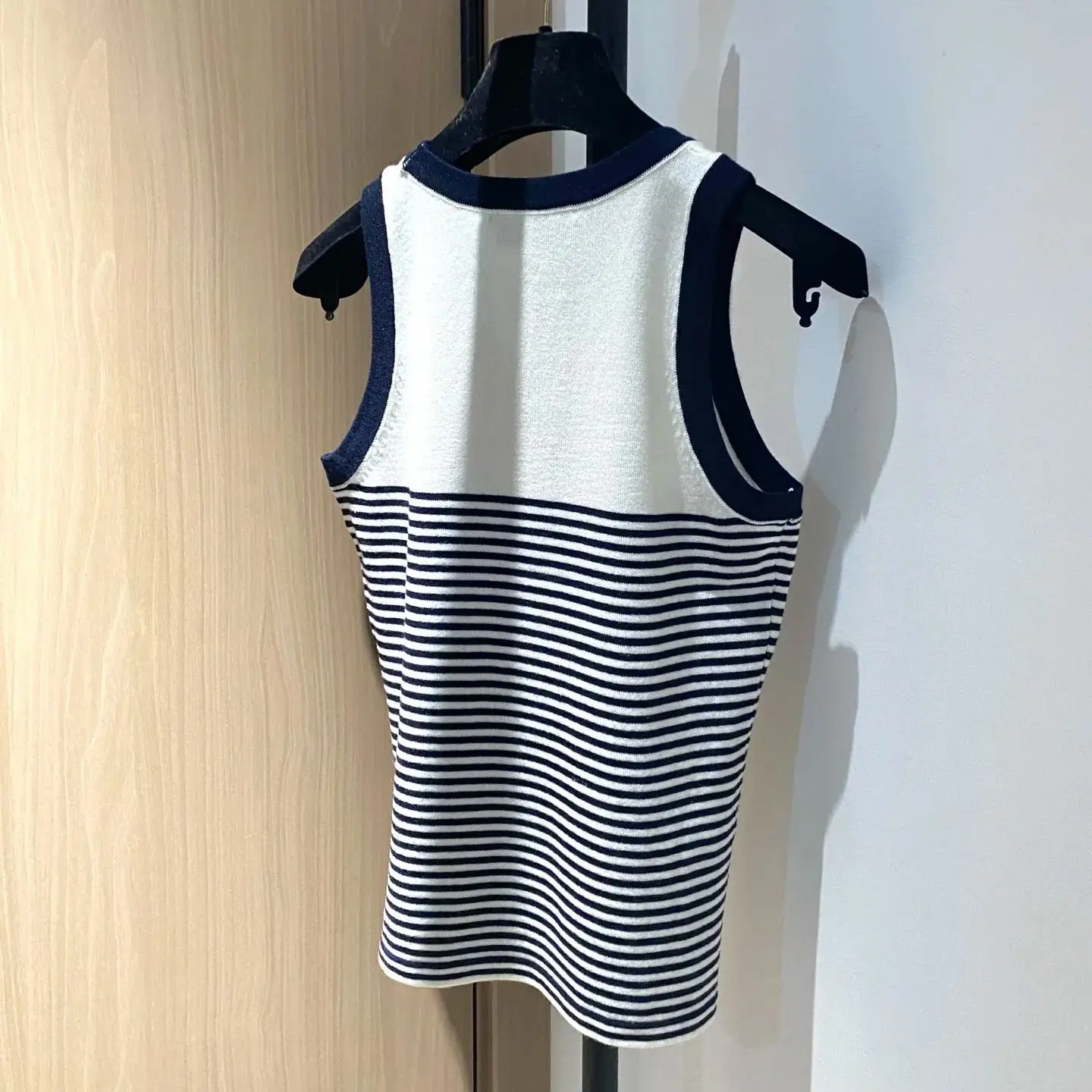 2025 Women's Spring and Summer Latest White and Gray Two-Color Striped Color-Blocked Knitted Vest
2025 Women's Spring and Summer Latest White and Gray Two-Color Striped Color-Blocked Knitted Vest