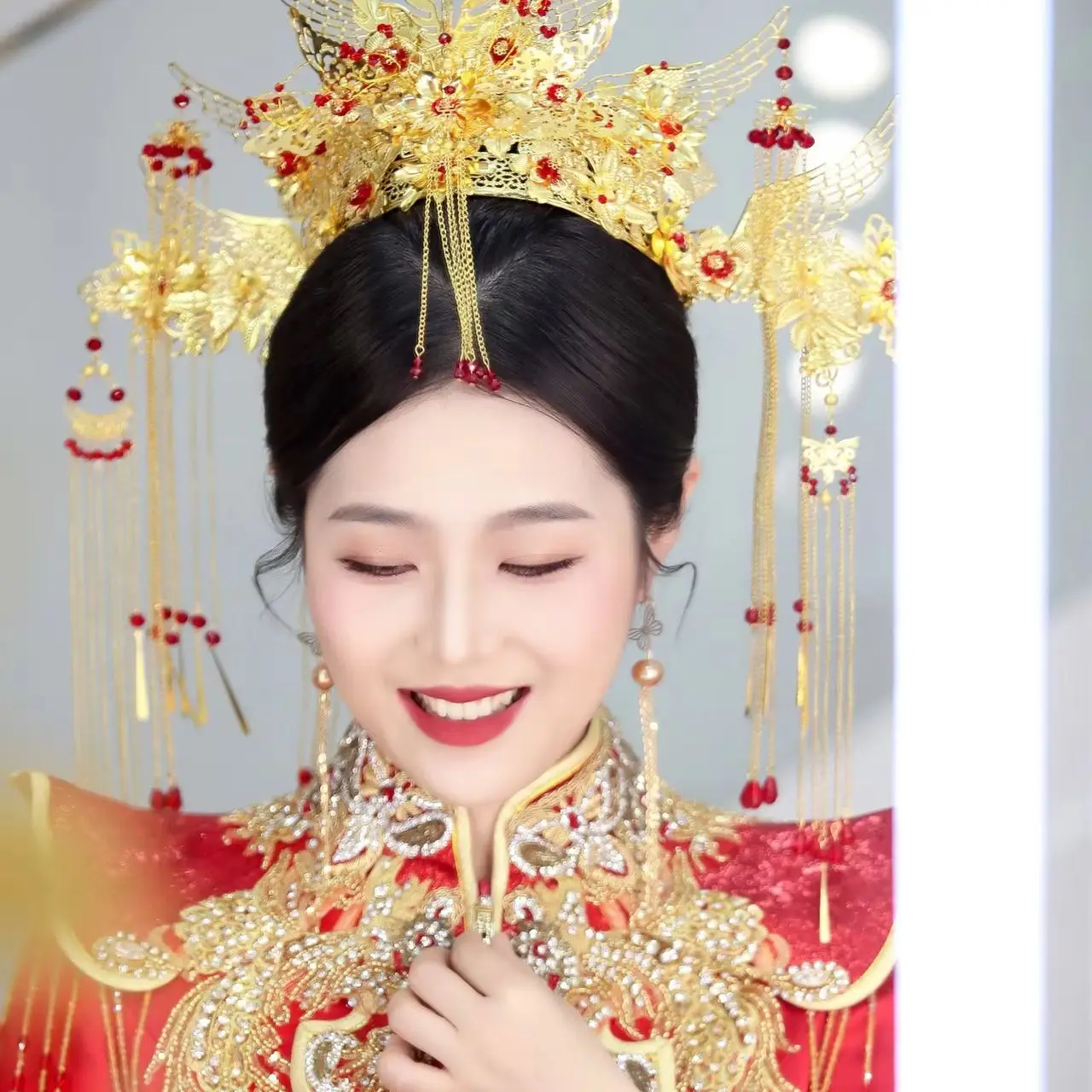 Large Traditional Golden Chinese Style Bride Wedding Headwear Earring Set Xiuhe Cheongsam Costume Headpiece Accessories
Large Traditional Golden Chinese Style Bride Wedding Headwear Earring Set Xiuhe Cheongsam Costume Headpiece Accessories