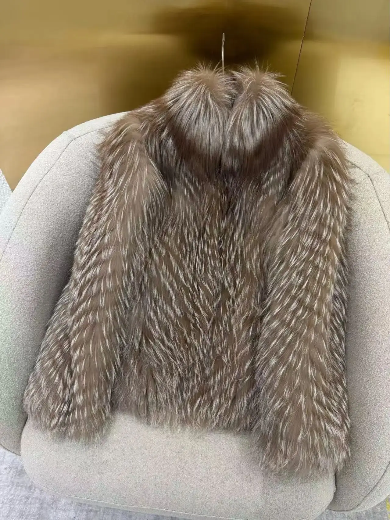 Импортное высококачественное шуба из серебряной лисы с воротником-стойкой
Импортное высококачественное шуба из серебряной лисы с воротником-стойкой