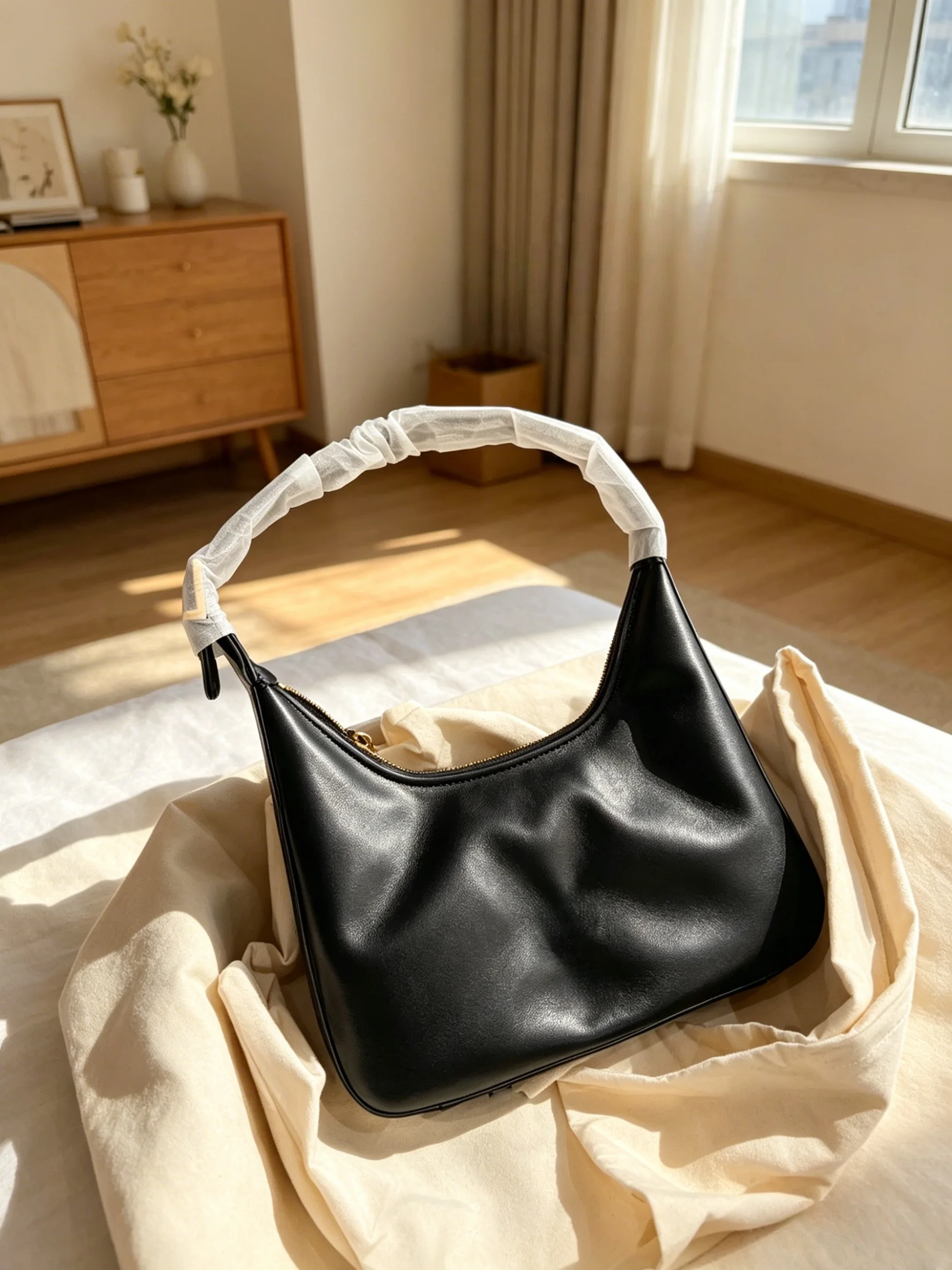 2026 Size: 22X18 cm no box New Model - Versatile and Fashionable PU Leather Bag - Durable, High-Quality and Affordable
2026 Size: 22X18 cm no box New Model - Versatile and Fashionable PU Leather Bag - Durable, High-Quality and Affordable
