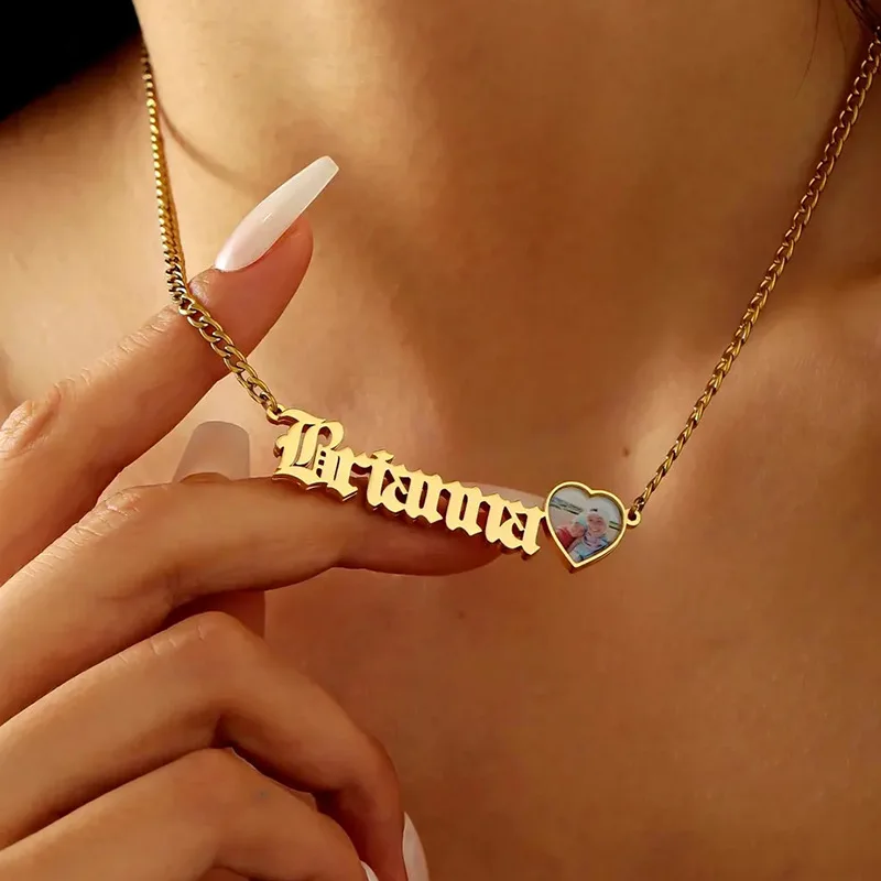 Lateefah Customized heart-shaped color UV photo necklace, exquisite steel waterproof double-layer customized name necklace
Lateefah Customized heart-shaped color UV photo necklace, exquisite steel waterproof double-layer customized name necklace