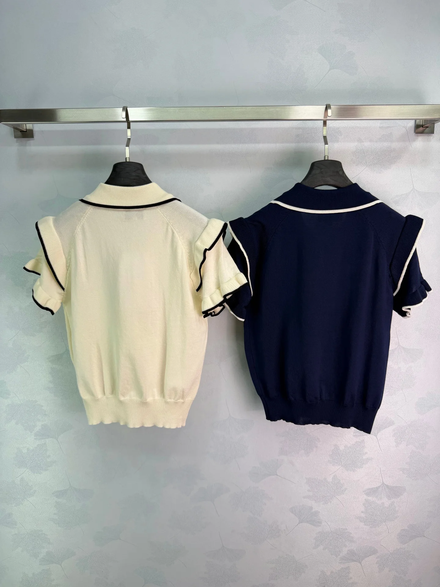 2026 Summer Women's Contrast Trim Polo Collar Ruffle Sleeve Knit Top High Waist Slim Fit Preppy Style ZX119
2026 Summer Women's Contrast Trim Polo Collar Ruffle Sleeve Knit Top High Waist Slim Fit Preppy Style ZX119