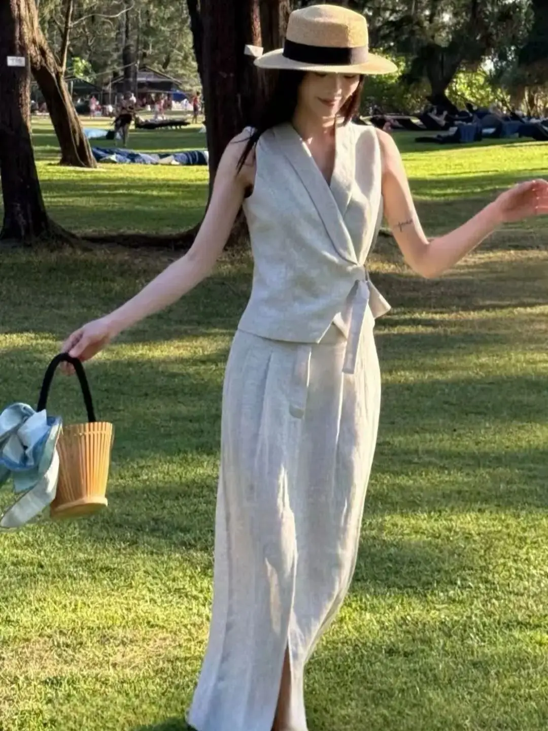 Элегантный комплект из чистого льняного полотна с разрезом спереди и по центру.
Элегантный комплект из чистого льняного полотна с разрезом спереди и по центру.