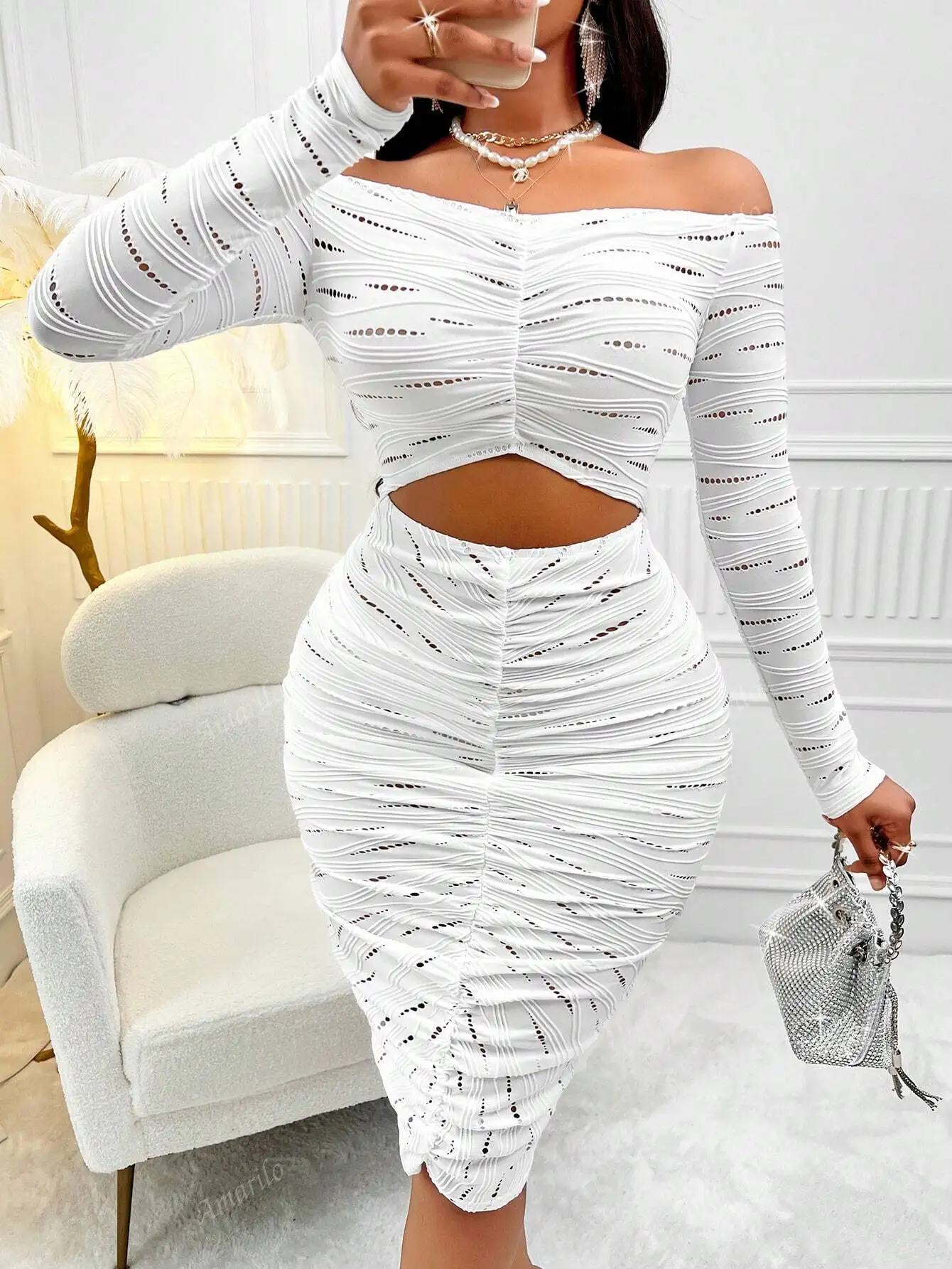 White Off-Shoulder Evening Dress - Ruched Bodycon Midi with Long Sleeve & Hollow Detail for Formal Events
White Off-Shoulder Evening Dress - Ruched Bodycon Midi with Long Sleeve & Hollow Detail for Formal Events