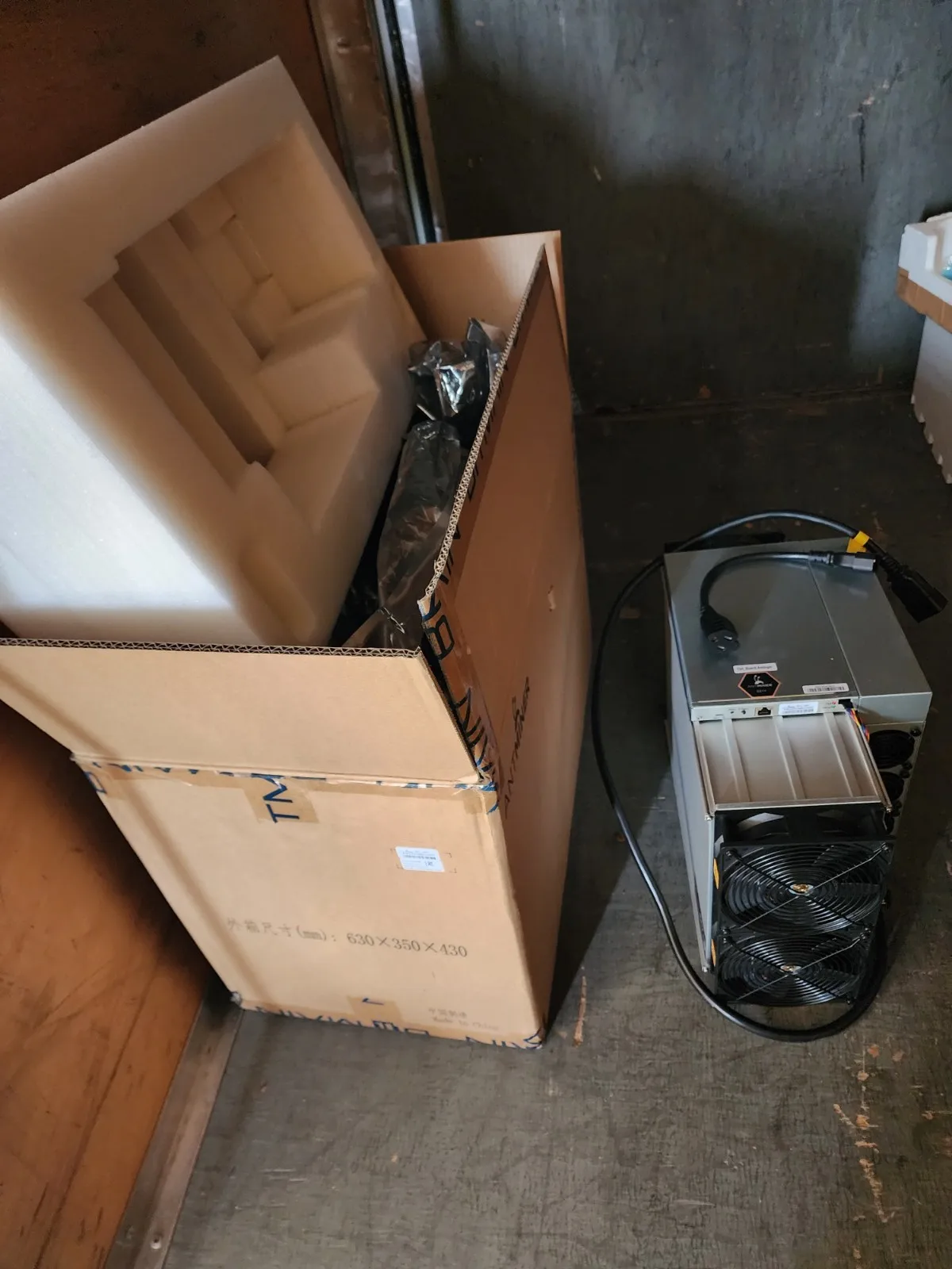 DCE Bitmain Antminer L9 17GH/s 3570W Scrypt ASIC Miner with PSU Air Cooling
DCE Bitmain Antminer L9 17GH/s 3570W Scrypt ASIC Miner with PSU Air Cooling