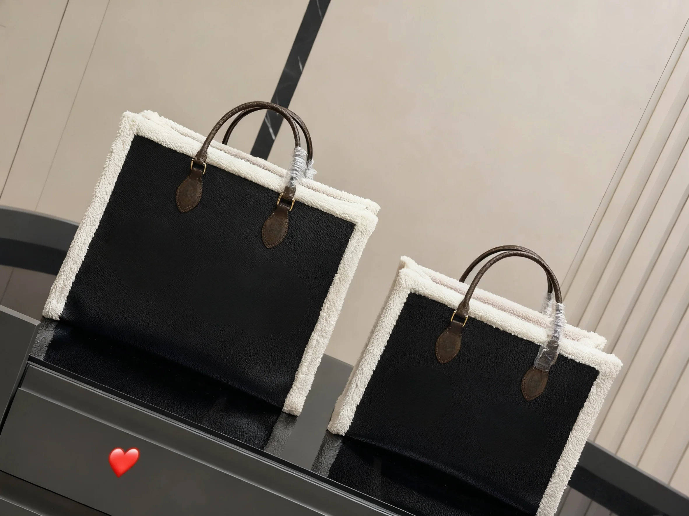 2025 Новый РАЗМЕР: 34x26 или 41x32 СМ Модные универсальные сумки из кожи Портативный плечевой ремень Ручной без коробок
2025 Новый РАЗМЕР: 34x26 или 41x32 СМ Модные универсальные сумки из кожи Портативный плечевой ремень Ручной без коробок