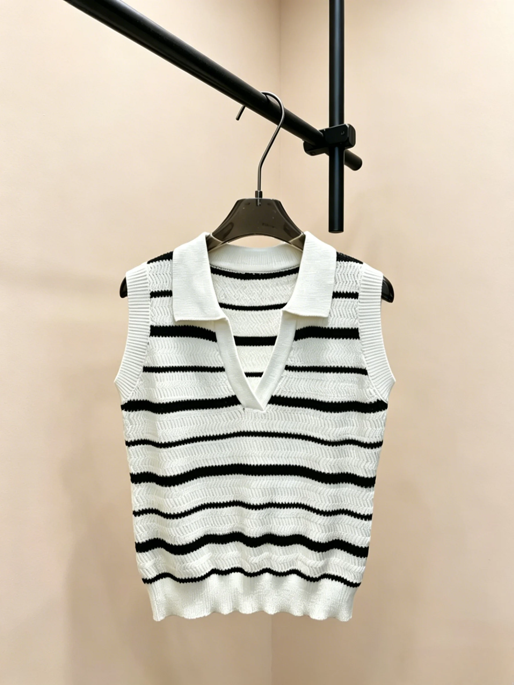 2026 New Style Womens Black and White Striped Tank Top Size S Classic and Cool Code 024
2026 New Style Womens Black and White Striped Tank Top Size S Classic and Cool Code 024