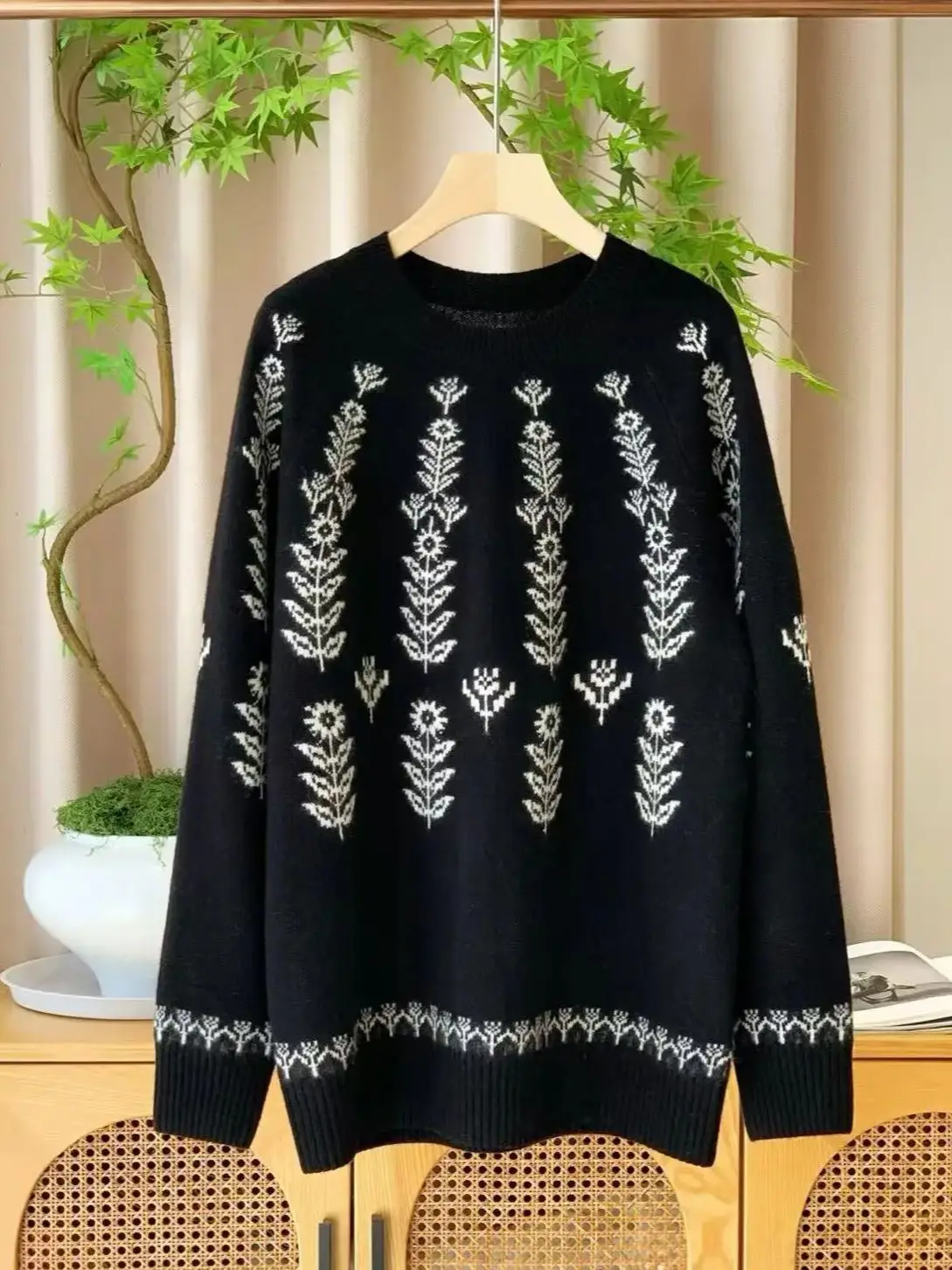 Cashmere-wool embroidered luxurious casual cashmere-wool swetaer
Cashmere-wool embroidered luxurious casual cashmere-wool swetaer