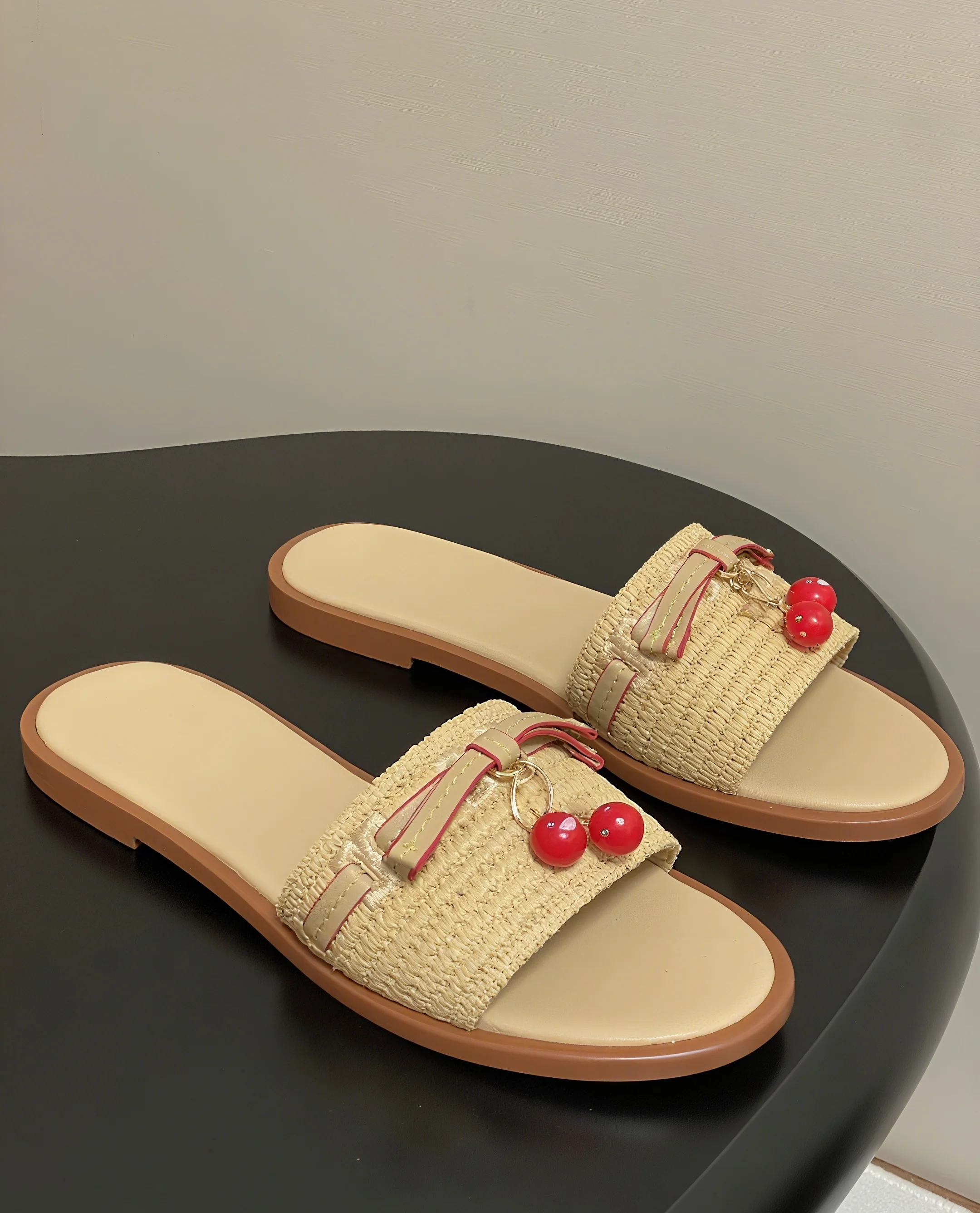 Новые модные простые классические пляжные тапочки с украшением вишни
Новые модные простые классические пляжные тапочки с украшением вишни