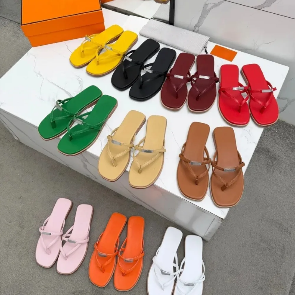 Designer buckle flip-flops - classic versatile flat slippers for women outdoor strap-on sandals
Designer buckle flip-flops - classic versatile flat slippers for women outdoor strap-on sandals