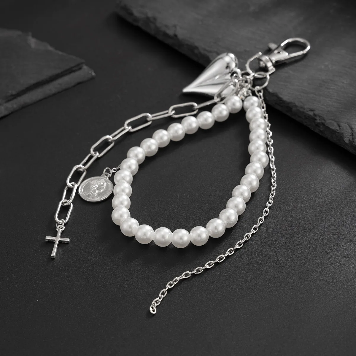 Fashionable and exquisite Y2K niche Instagram-style metal heart pendant bag chain pendant decoration, simple and luxurious imita
Fashionable and exquisite Y2K niche Instagram-style metal heart pendant bag chain pendant decoration, simple and luxurious imita