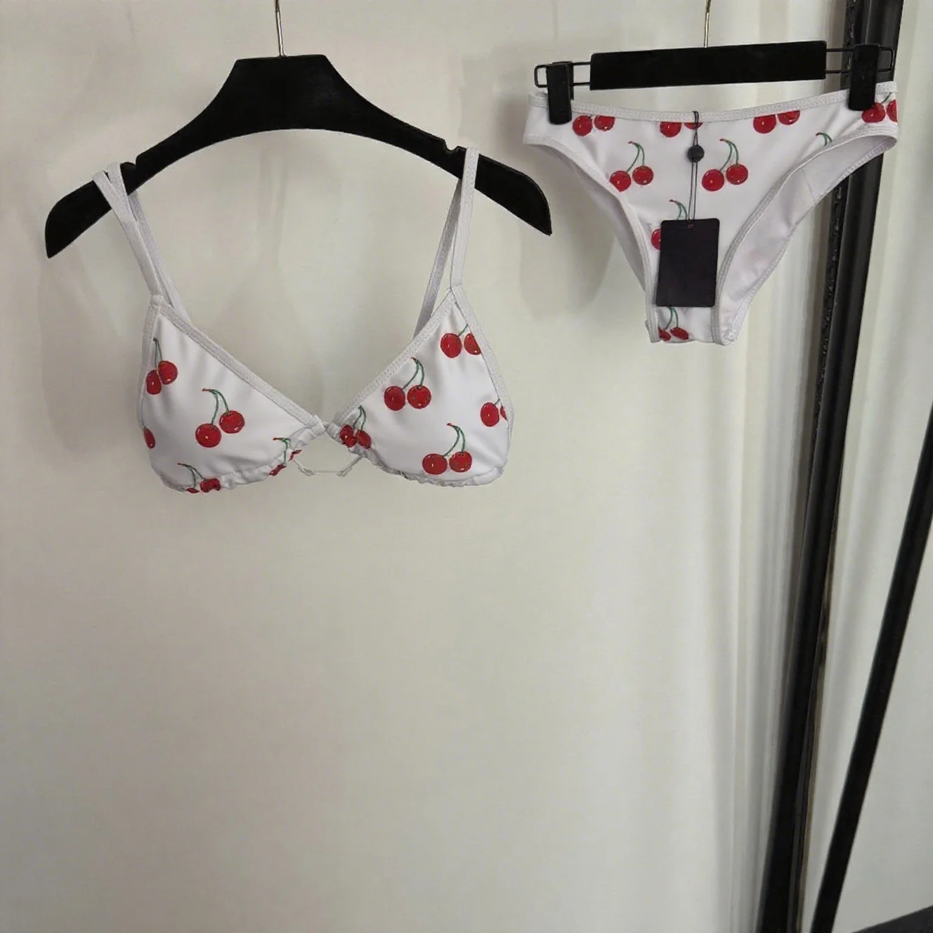 2025 New swimwear New bikini two-piece swimsuit set, cherry print bra underwear, triangle underwear, white, coffee color
2025 New swimwear New bikini two-piece swimsuit set, cherry print bra underwear, triangle underwear, white, coffee color