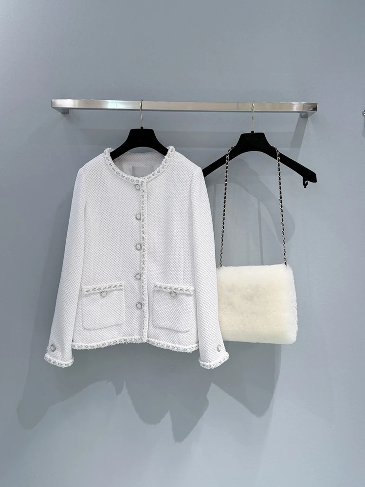 Новая осенне-зимняя модель: высококачественный женский пальто-жакет с круглым вырезом, однорядной застежкой и шелковой подкладкой, однотонный.
Новая осенне-зимняя модель: высококачественный женский пальто-жакет с круглым вырезом, однорядной застежкой и шелковой подкладкой, однотонный.