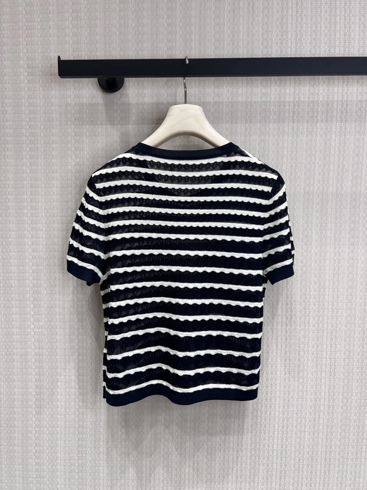 2026 New Arrival Women's Black And White Color-blocked Striped Knit Top Bow Hollow Out Design Pullover Short Sleeve
2026 New Arrival Women's Black And White Color-blocked Striped Knit Top Bow Hollow Out Design Pullover Short Sleeve