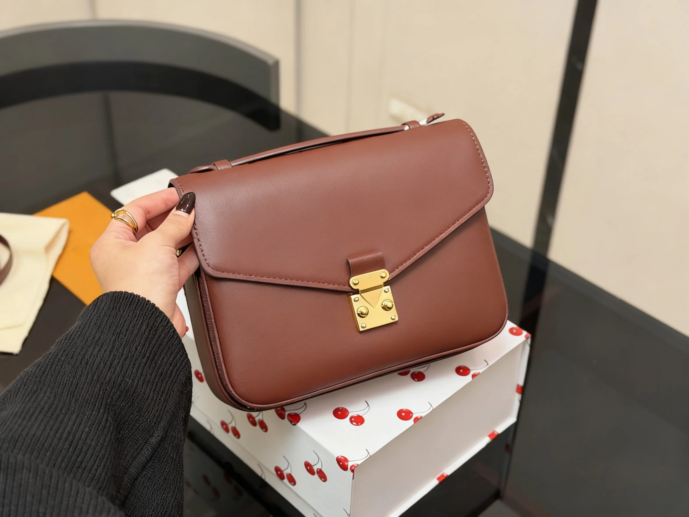 2025 New SIZE: 25 CM Fashionable Versatile bags leather Portable Shoulder strap Hand-held no boxes
2025 New SIZE: 25 CM Fashionable Versatile bags leather Portable Shoulder strap Hand-held no boxes