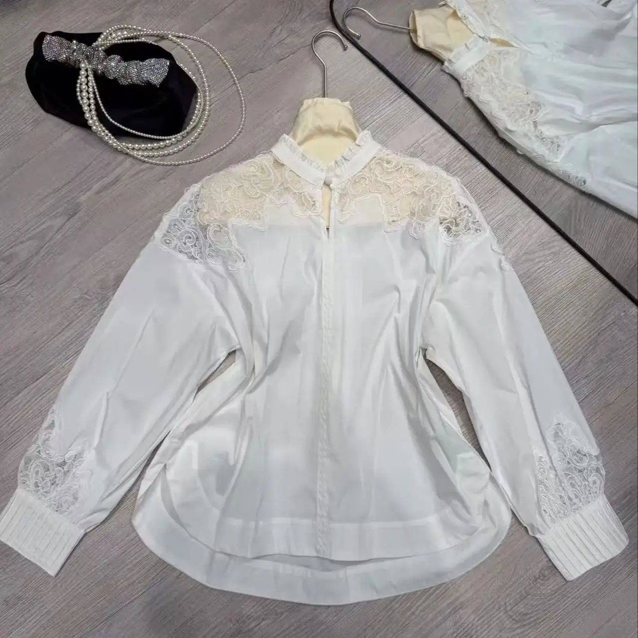 Spring-summer long sleeve pure cotton blouse with heavy work embroidery
Spring-summer long sleeve pure cotton blouse with heavy work embroidery
