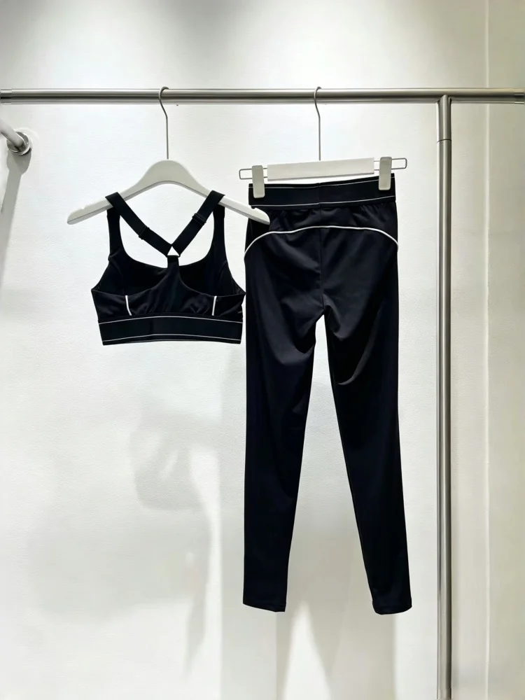 Four Piece Women's Yoga Exercise Set With Woven Tape Splicing Camisole Vest And Letter Printed Pants
Four Piece Women's Yoga Exercise Set With Woven Tape Splicing Camisole Vest And Letter Printed Pants