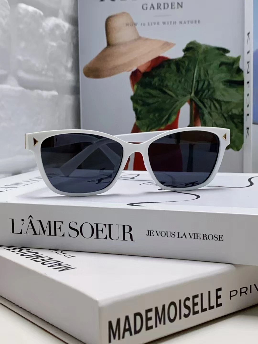 White Cat Eye Sunglasses Women Fashion UV400 Protection Shades Retro Classic Black Lens Sun Glasses with Triangle Decor
White Cat Eye Sunglasses Women Fashion UV400 Protection Shades Retro Classic Black Lens Sun Glasses with Triangle Decor