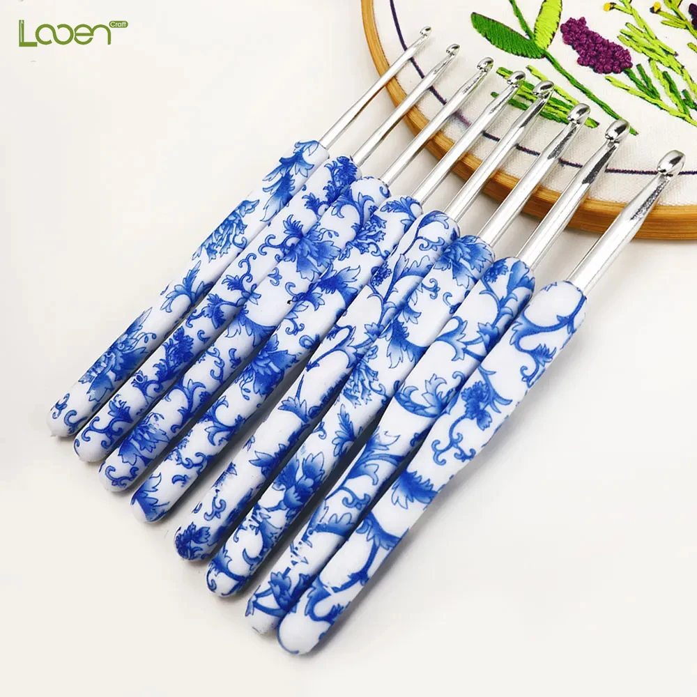 The new blue-and-white porcelain-patterned aluminum oxide crochet hooks are suitable for DIY knitting of sweaters, scarves and s
The new blue-and-white porcelain-patterned aluminum oxide crochet hooks are suitable for DIY knitting of sweaters, scarves and s
