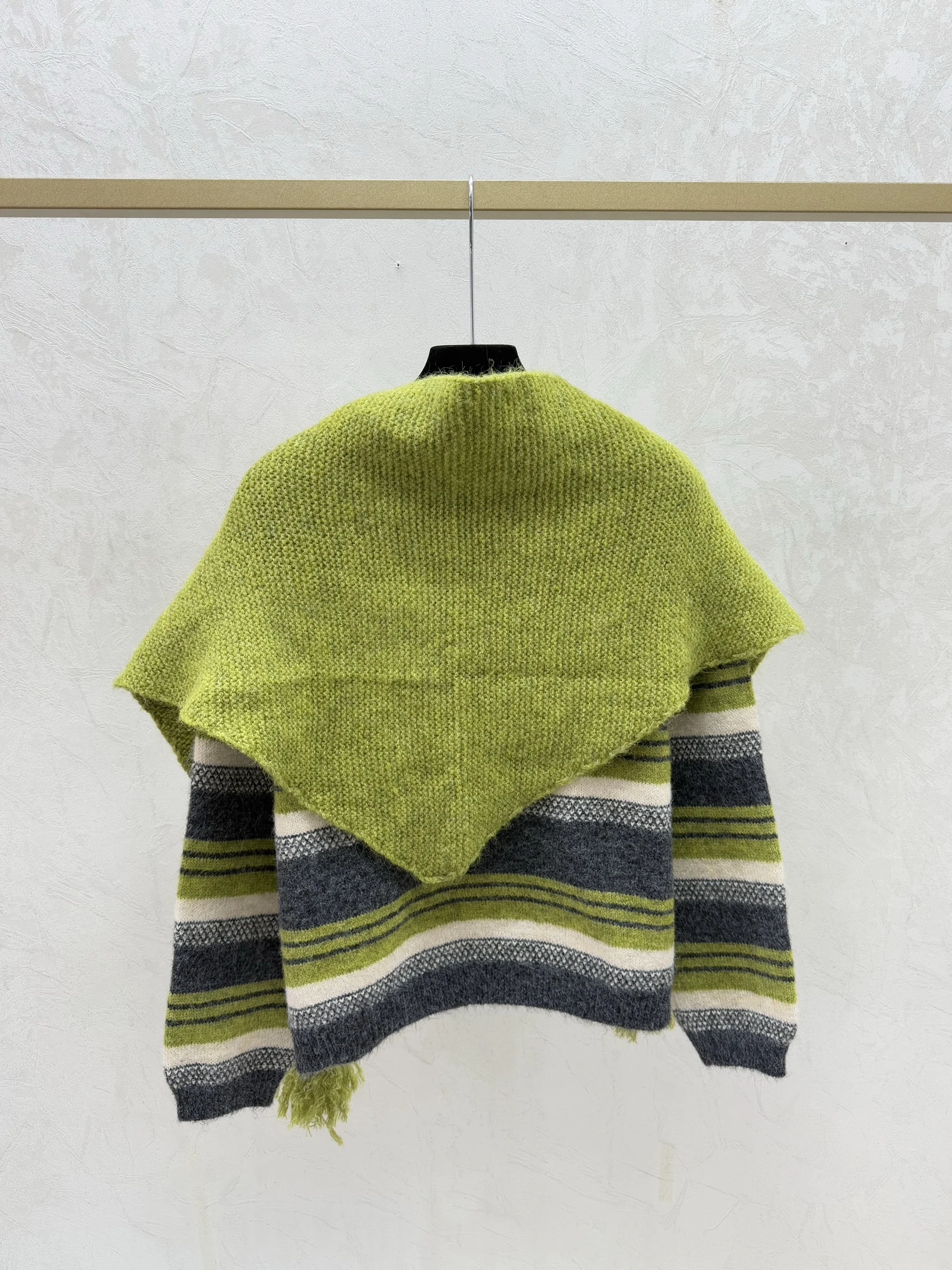 Осень 2023, новый женский жаккардовый вязаный топ с буквенным логотипом, воротник-накидка, полосатый пуловер с цветными блоками и длинными рукавами
Осень 2023, новый женский жаккардовый вязаный топ с буквенным логотипом, воротник-накидка, полосатый пуловер с цветными блоками и длинными рукавами