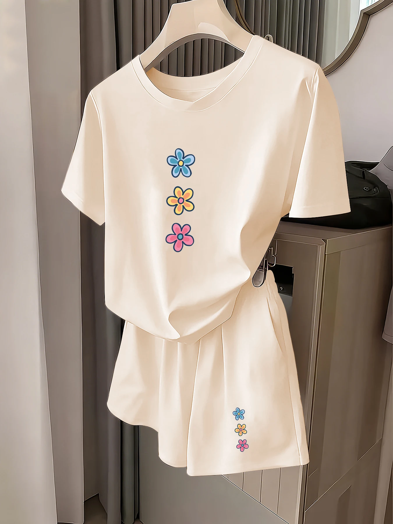 Summer Casual Sports Suit with Colorful Floral Print Short Sleeves + Shorts, Fresh and Youthful Two-Piece Set
Summer Casual Sports Suit with Colorful Floral Print Short Sleeves + Shorts, Fresh and Youthful Two-Piece Set