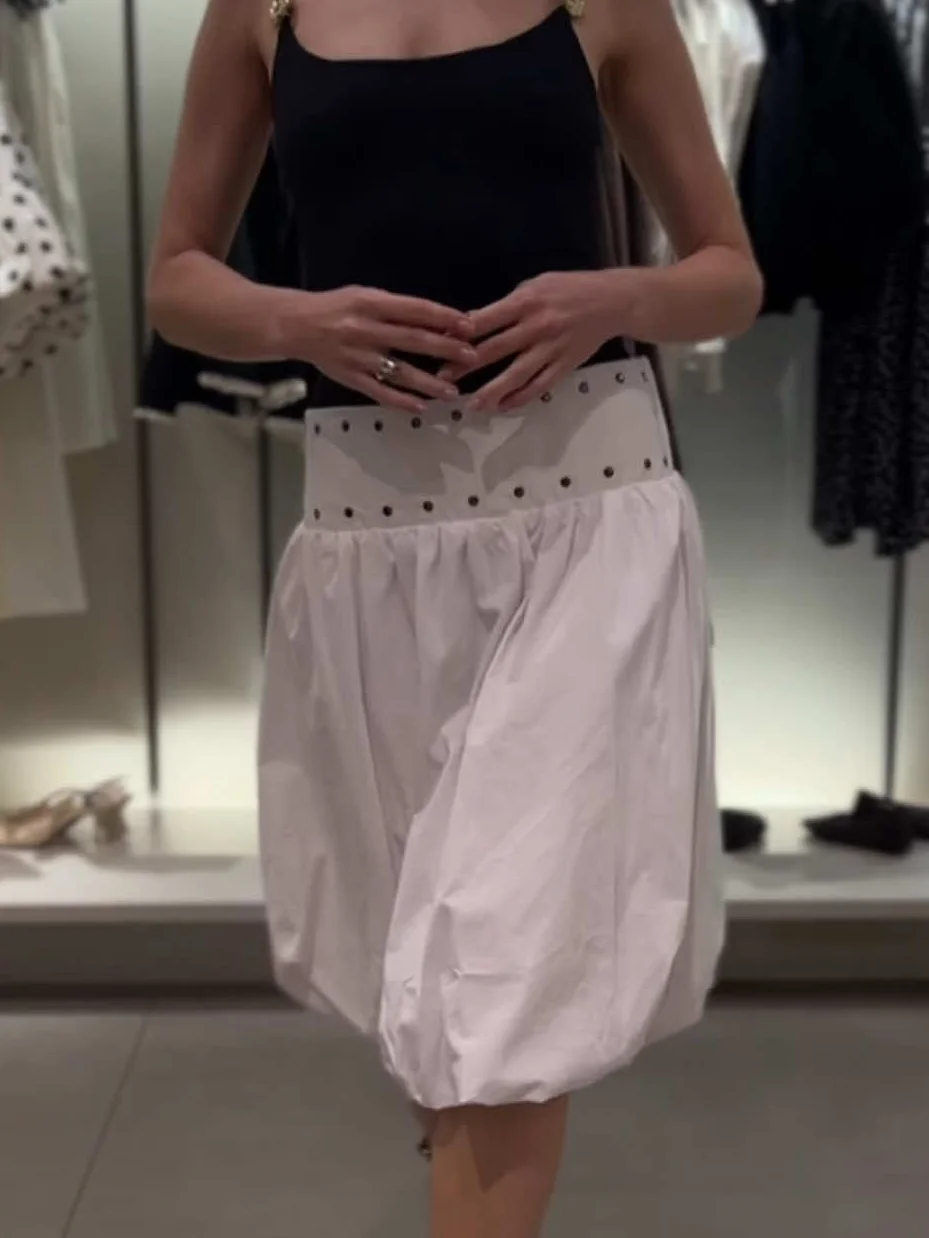 New Summer Women's Mini Skirt: Stylish, Rivet-Embellished, High-Waisted Pleated Skirt — An Elegant Street-Style Short Skirt
New Summer Women's Mini Skirt: Stylish, Rivet-Embellished, High-Waisted Pleated Skirt — An Elegant Street-Style Short Skirt