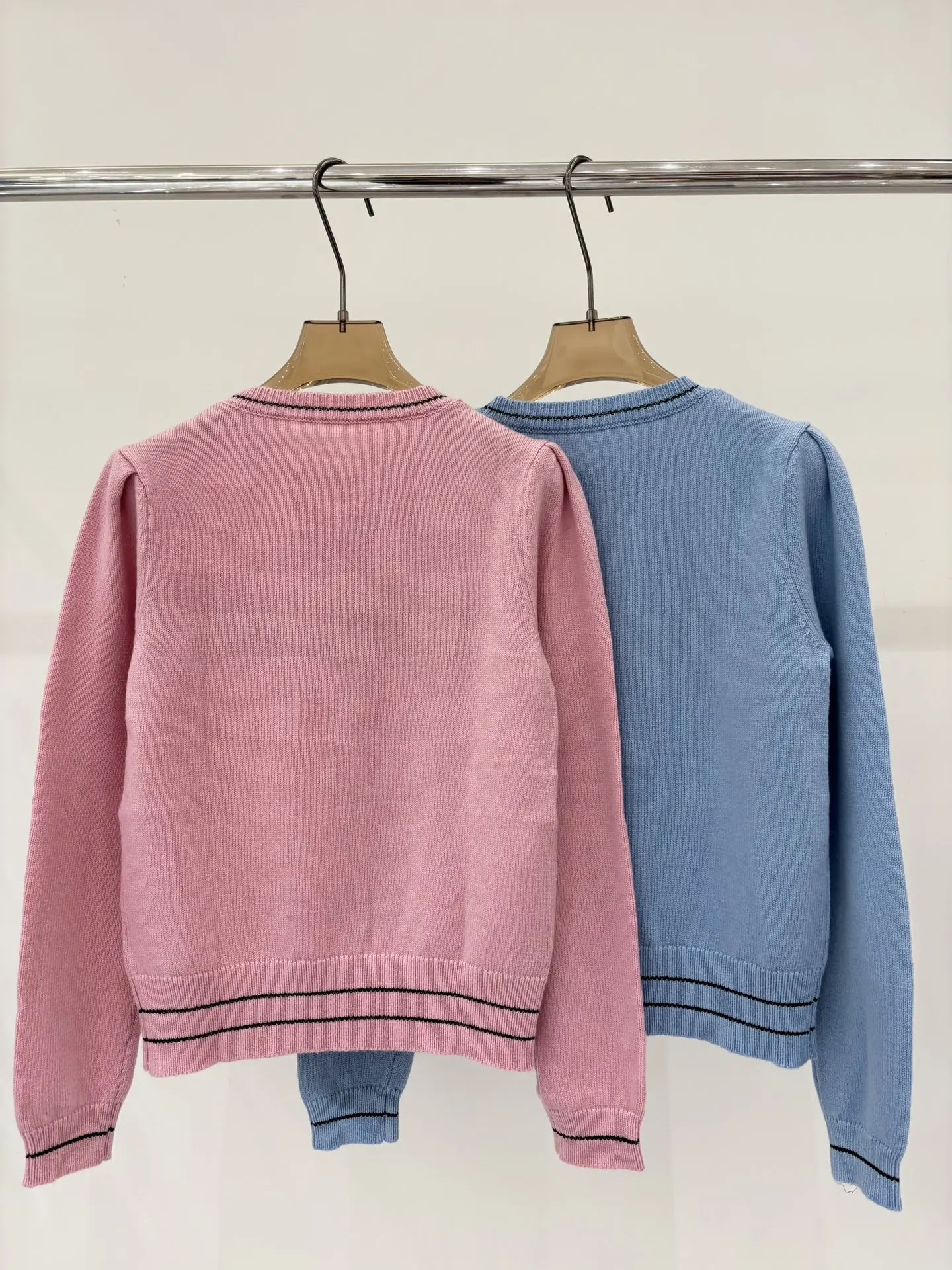 25 autumn and winter high-end quality women's fashionable pullover collar long sleeved knitted contrasting casual sweater
25 autumn and winter high-end quality women's fashionable pullover collar long sleeved knitted contrasting casual sweater