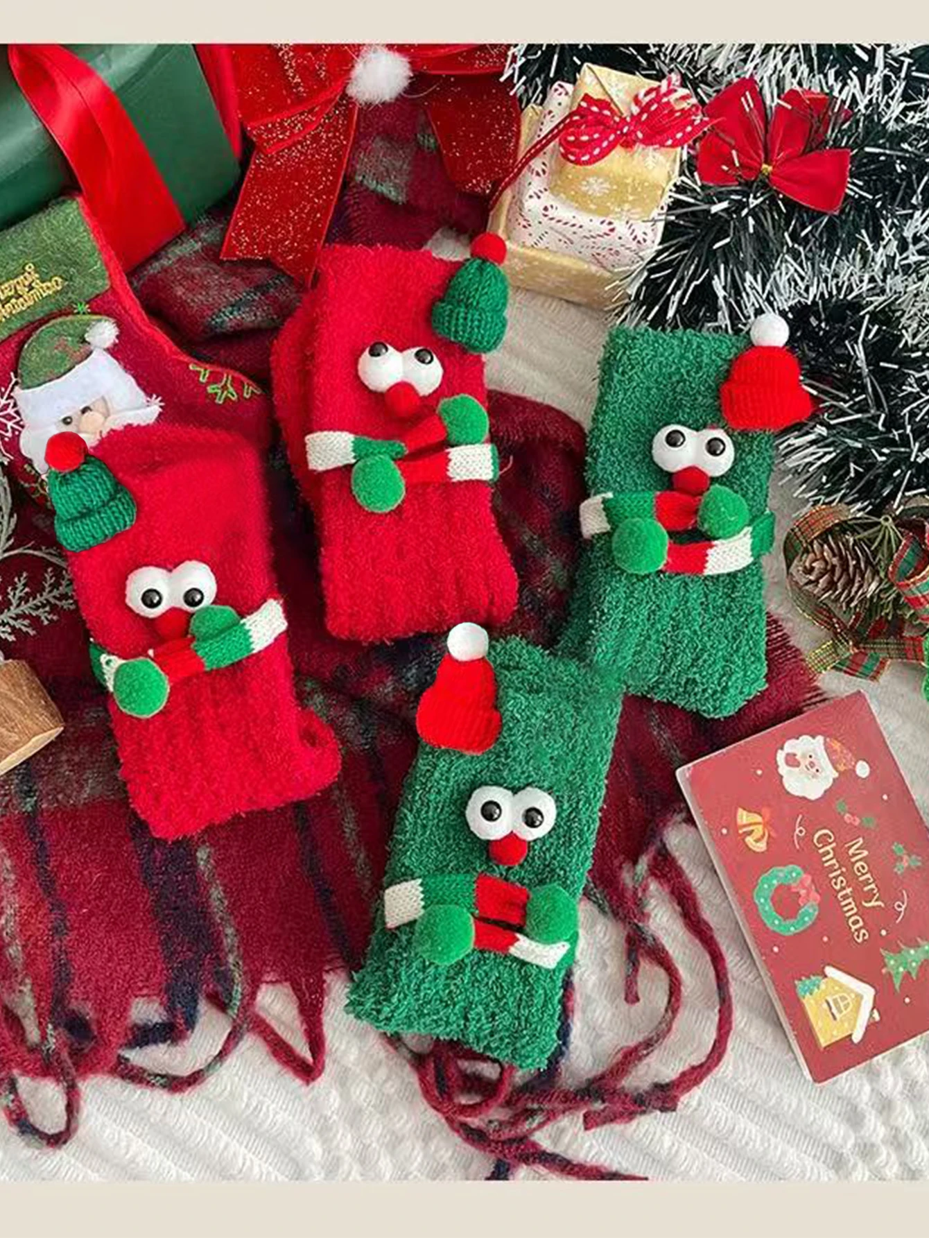 1 пара женских рождественских носков, утолщенные и теплые носки из кораллового флиса, милые женские носки средней длины.
1 пара женских рождественских носков, утолщенные и теплые носки из кораллового флиса, милые женские носки средней длины.