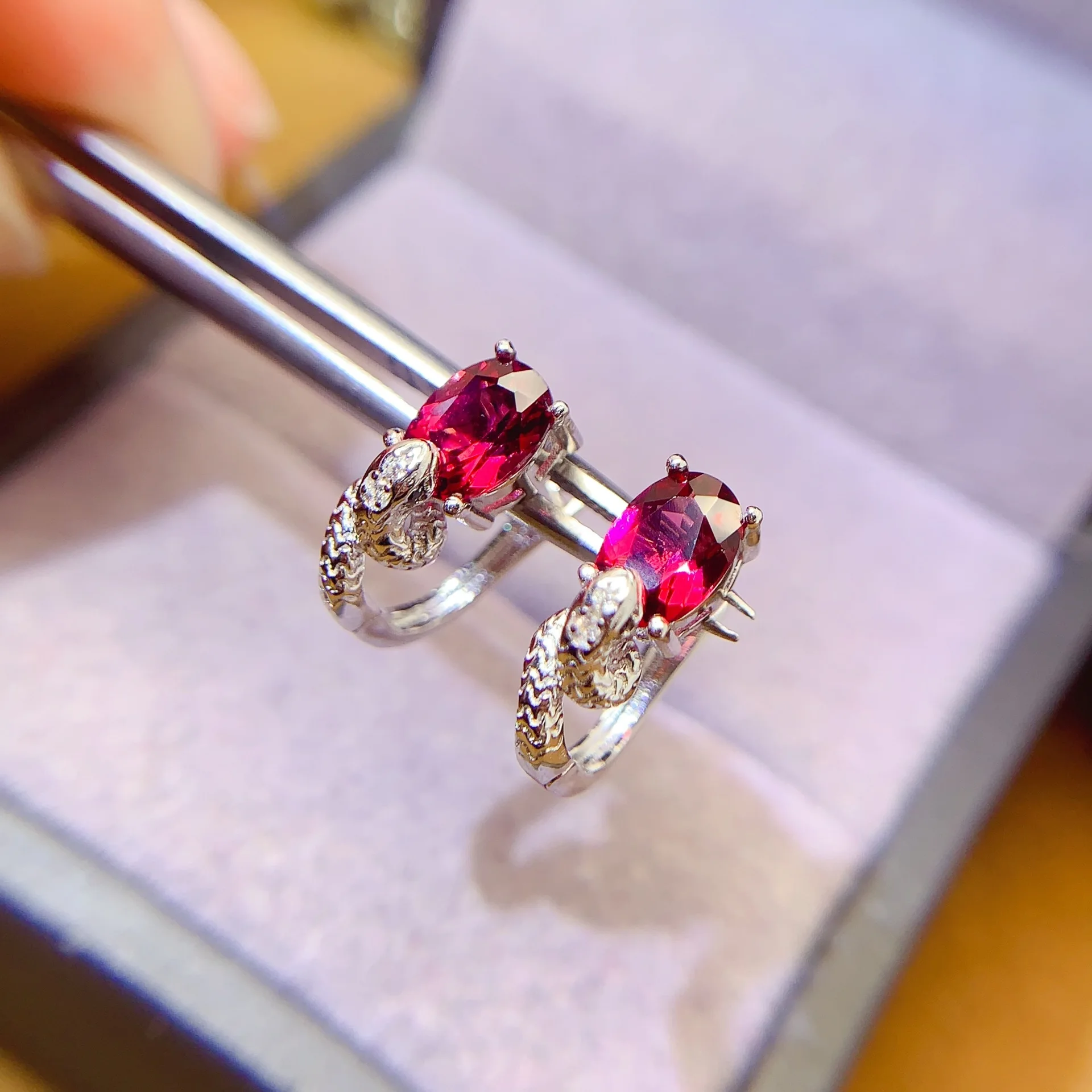 Fine Jewelry 925 sterling silver inset with natural magnesium aluminum garnet gemstone 5x7mm girls electroplated platinum gold
Fine Jewelry 925 sterling silver inset with natural magnesium aluminum garnet gemstone 5x7mm girls electroplated platinum gold