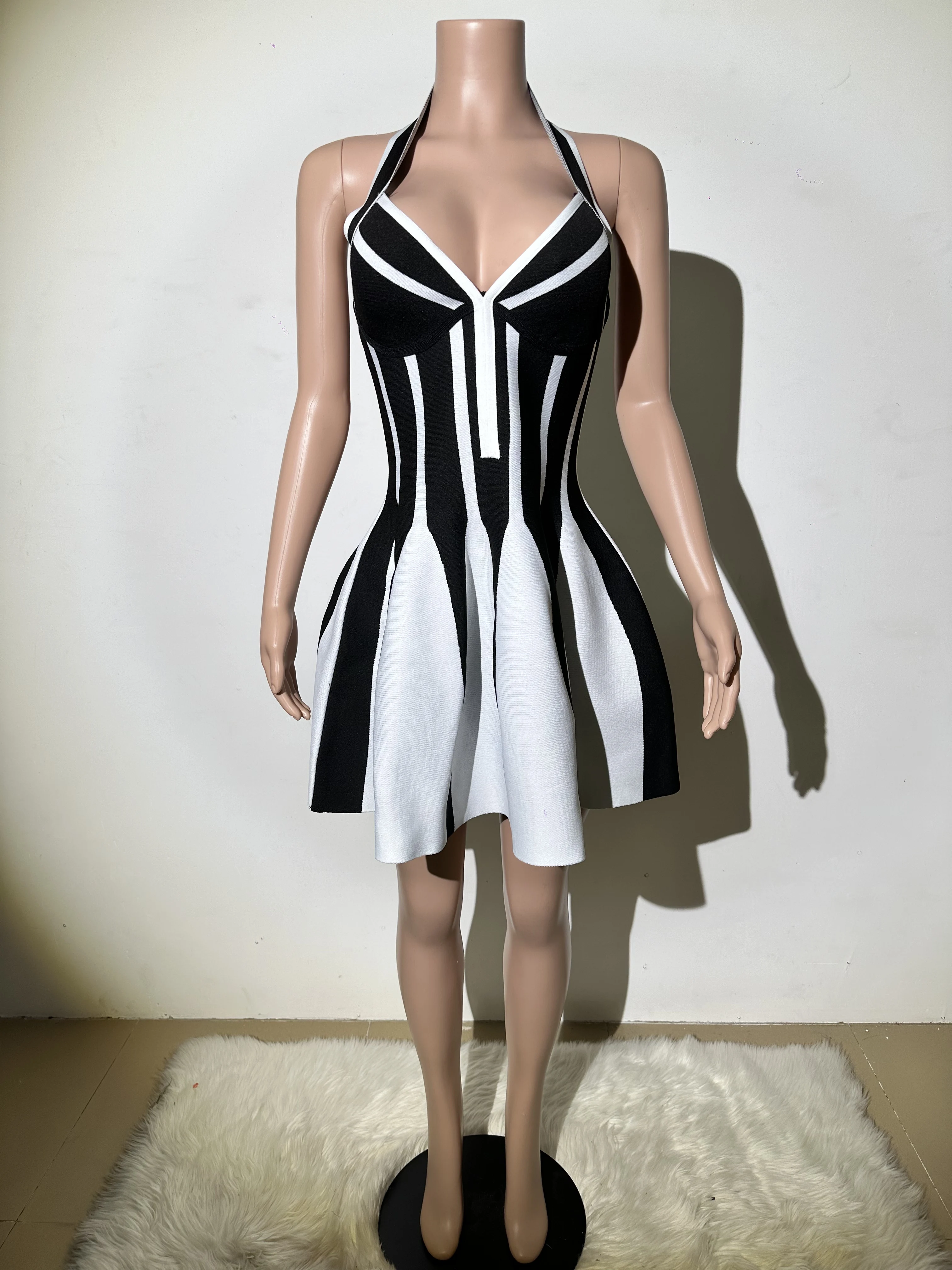 High quality bandage dress elegant and sexy black and white contrasting stripes backless hanging neck dinner dress
High quality bandage dress elegant and sexy black and white contrasting stripes backless hanging neck dinner dress