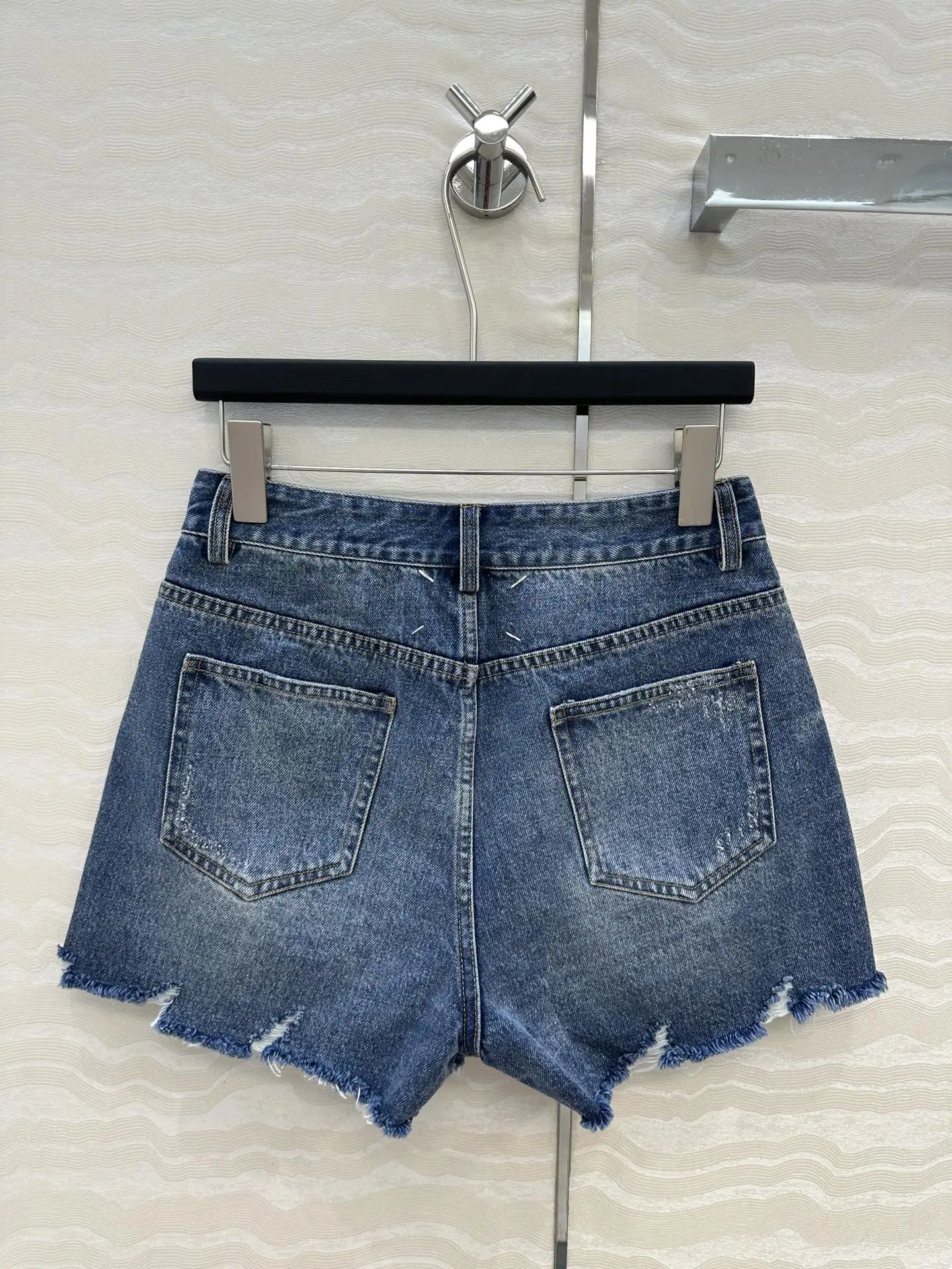 2025 Summer Fashion New Women's Classic Slim Pants Raw Edge Washed Craft Three-Dimensional Cut Denim Shorts
2025 Summer Fashion New Women's Classic Slim Pants Raw Edge Washed Craft Three-Dimensional Cut Denim Shorts