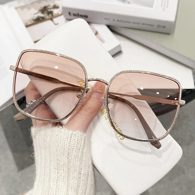 HALUN HL 2022 New Sunglasses For Women Fashion Polarized Party Personality UV400 Protection Classic High-Quality Eyeglasses 2212
HALUN HL 2022 New Sunglasses For Women Fashion Polarized Party Personality UV400 Protection Classic High-Quality Eyeglasses 2212