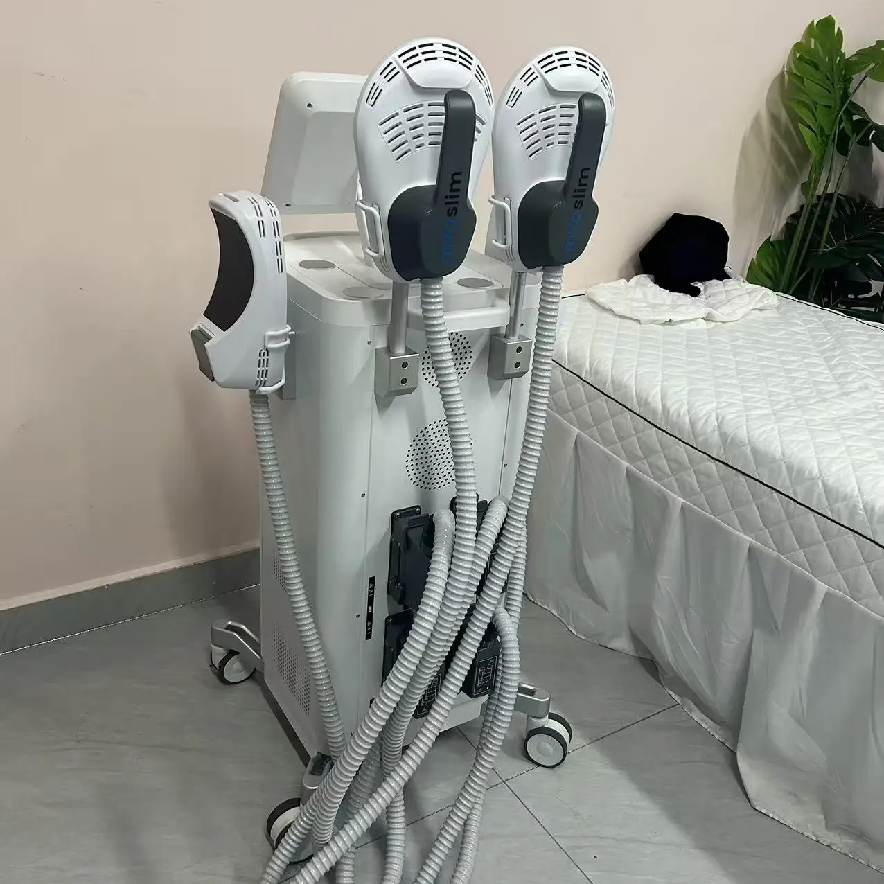 Новый профессиональный аппарат для коррекции фигуры с функцией целенаправленного уменьшения жира, эффективного подтягивания кожи и точного моделирования контуров тела
Новый профессиональный аппарат для коррекции фигуры с функцией целенаправленного уменьшения жира, эффективного подтягивания кожи и точного моделирования контуров тела