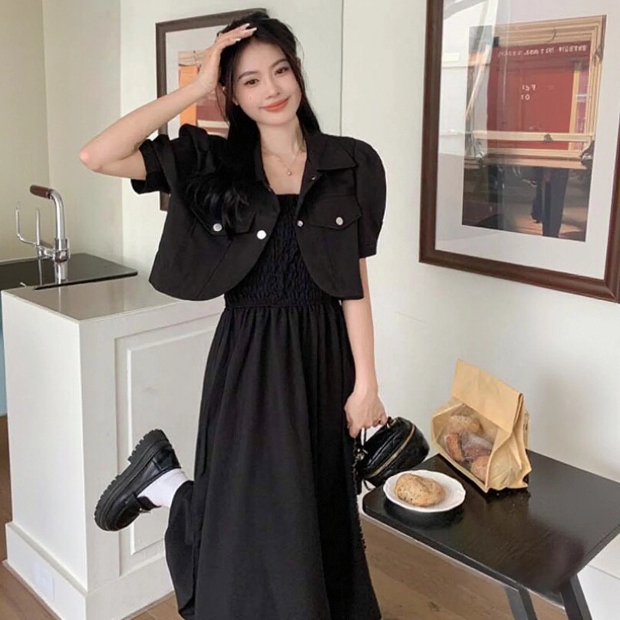 Элегантный комплект из двух предметов: укороченный топ с поясом и платье с короткими рукавами, облегающая верхняя одежда для идеального силуэта.
Элегантный комплект из двух предметов: укороченный топ с поясом и платье с короткими рукавами, облегающая верхняя одежда для идеального силуэта.