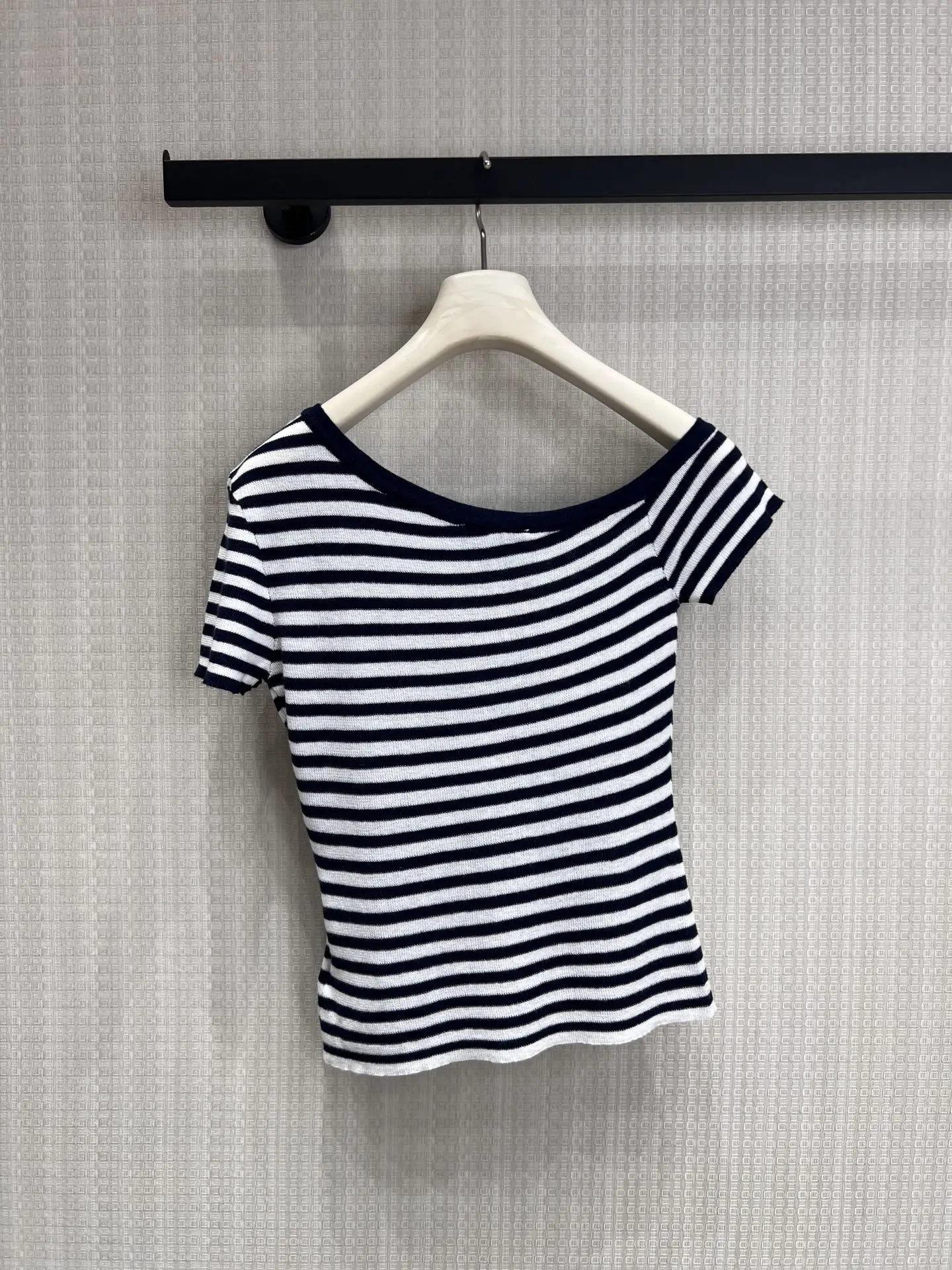 2026 Summer New Style Women's Clothing - Simple Stripes, Soft and Comfortable, Slant-Shoulder Women's Short-Sleeved T-Shirt
2026 Summer New Style Women's Clothing - Simple Stripes, Soft and Comfortable, Slant-Shoulder Women's Short-Sleeved T-Shirt